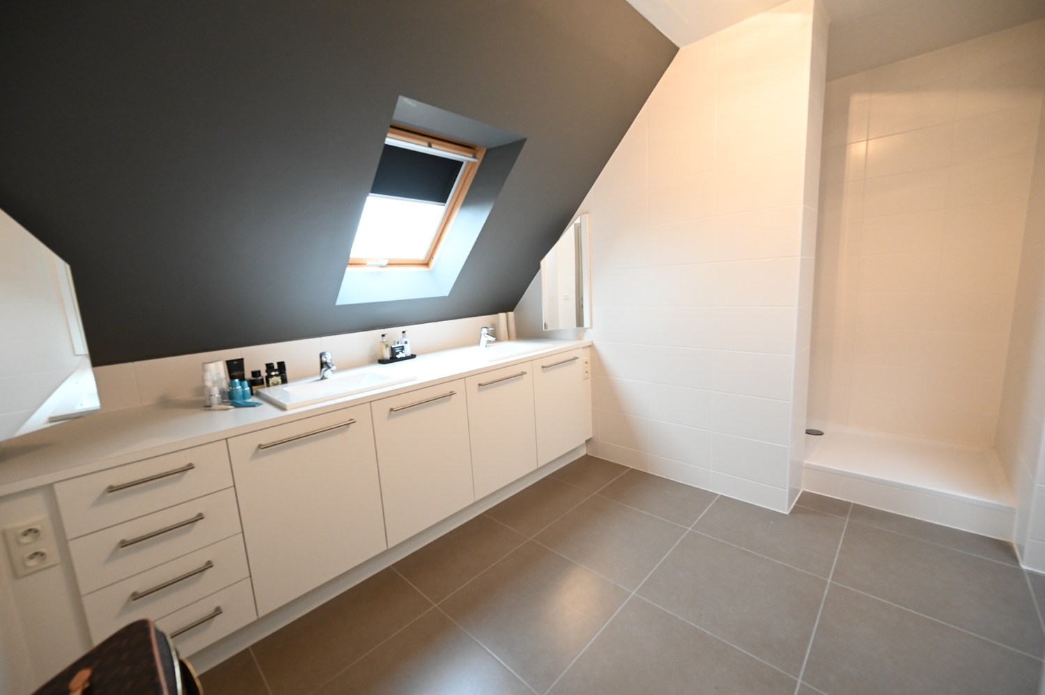Ongemeubeld - Prachtig en UNIEK duplexappartement met 3 slpk. gelegen in het centrum van Knokke, met een facade van 10 meter en een open zicht op de Dumortierlaan. HUREN OP VENNOOTSCHAP MOGELIJK! 