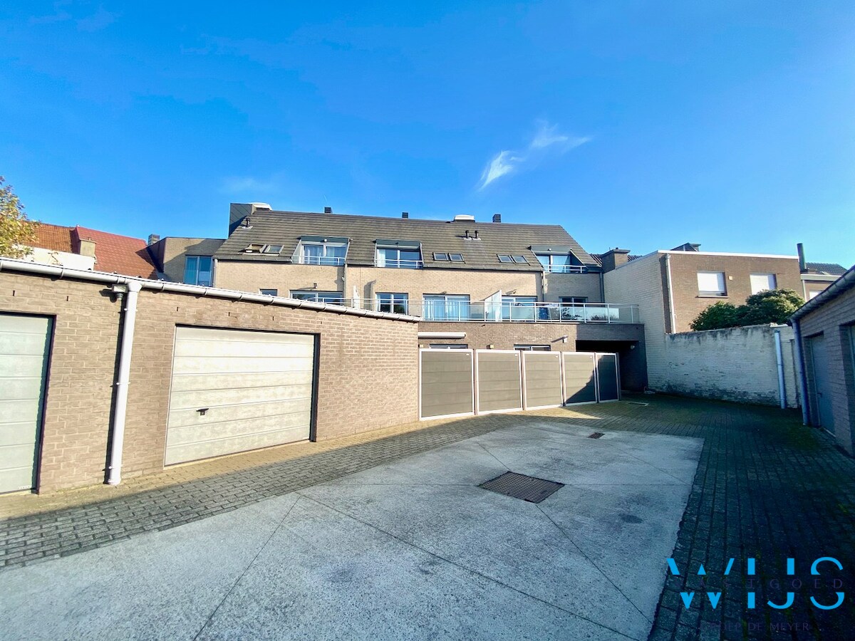 Instapklaar 2 slaapkamer appartement met garage ! 