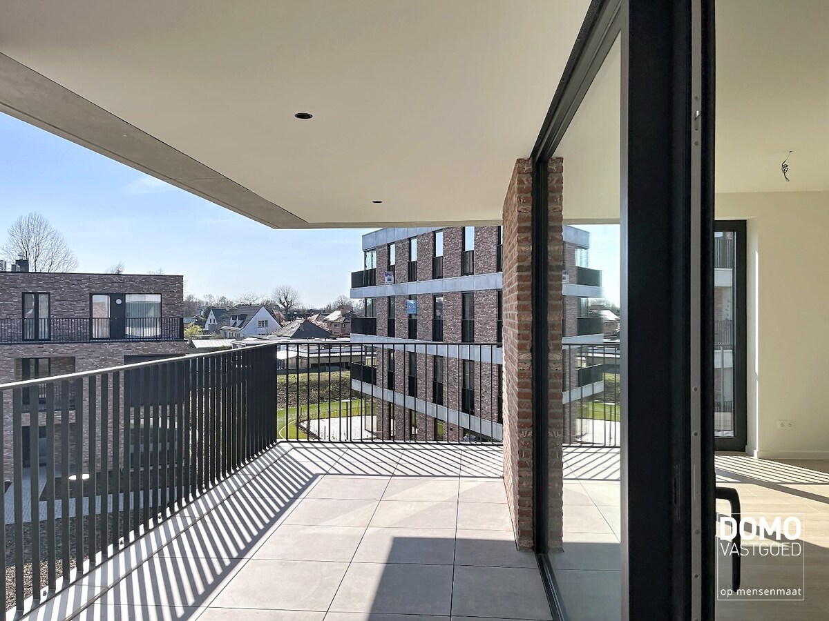 RUIM APPARTEMENT MET PRACHTIG TERRAS, LIFT EN GARAGEBOX IN CENTRUM KERMT 