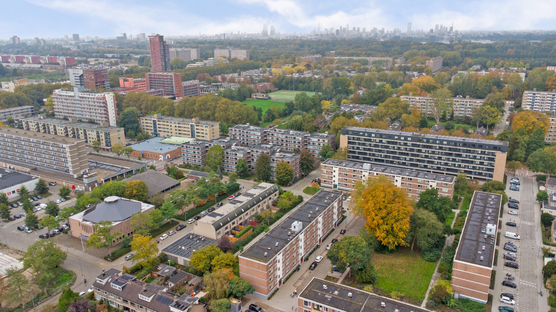 Instapklaar 3 (voorheen 4) kamer appartement op de vierde verdieping met moderne keuken en badkamer, balkon op het zuiden en berging in de onderbouw. 