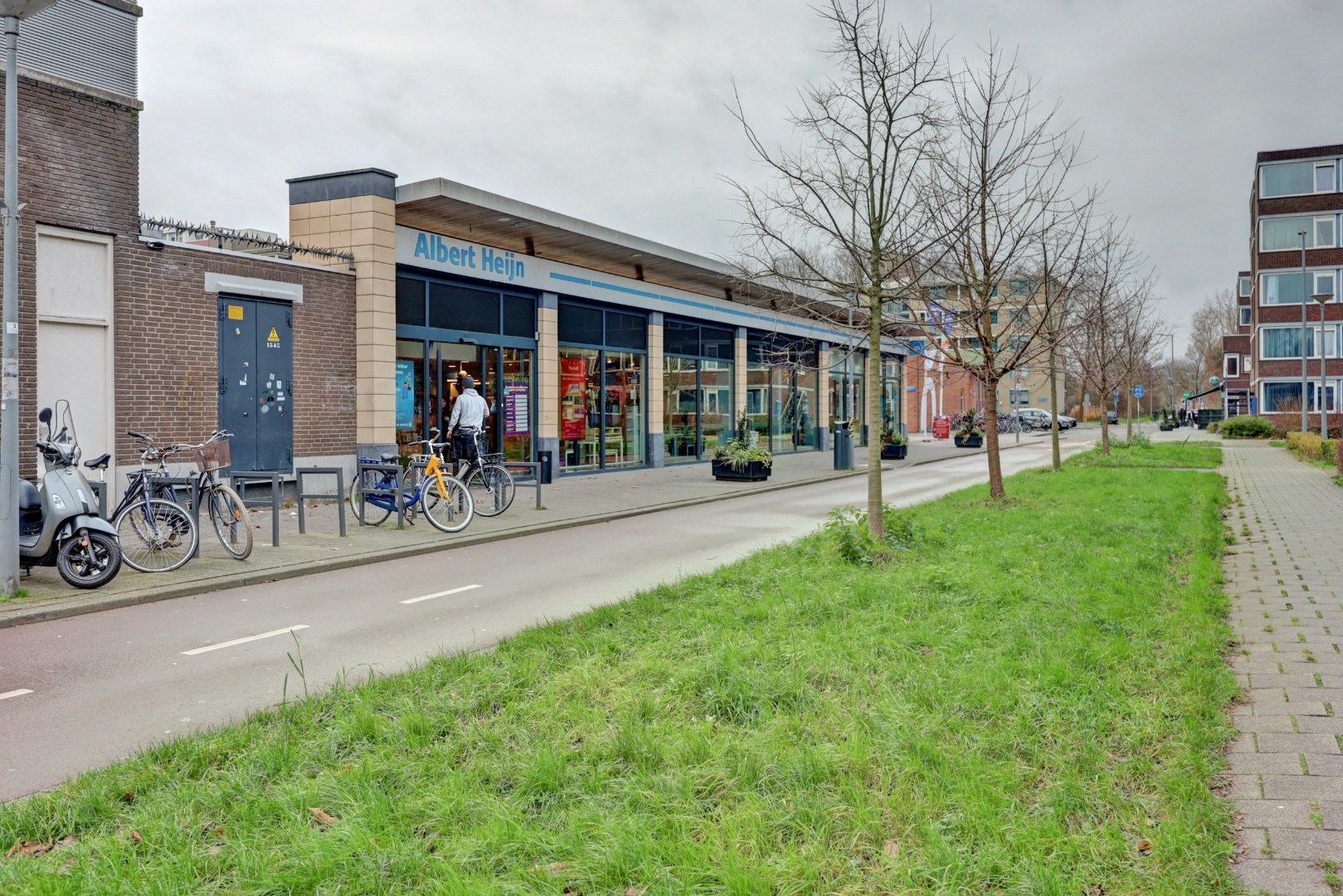 Nieuw en instapklaar 3-kamer appartement op de zevende verdieping met luxe keuken en badkamer, riant uitzicht over de omgeving en naar het centrum van Rotterdam. 