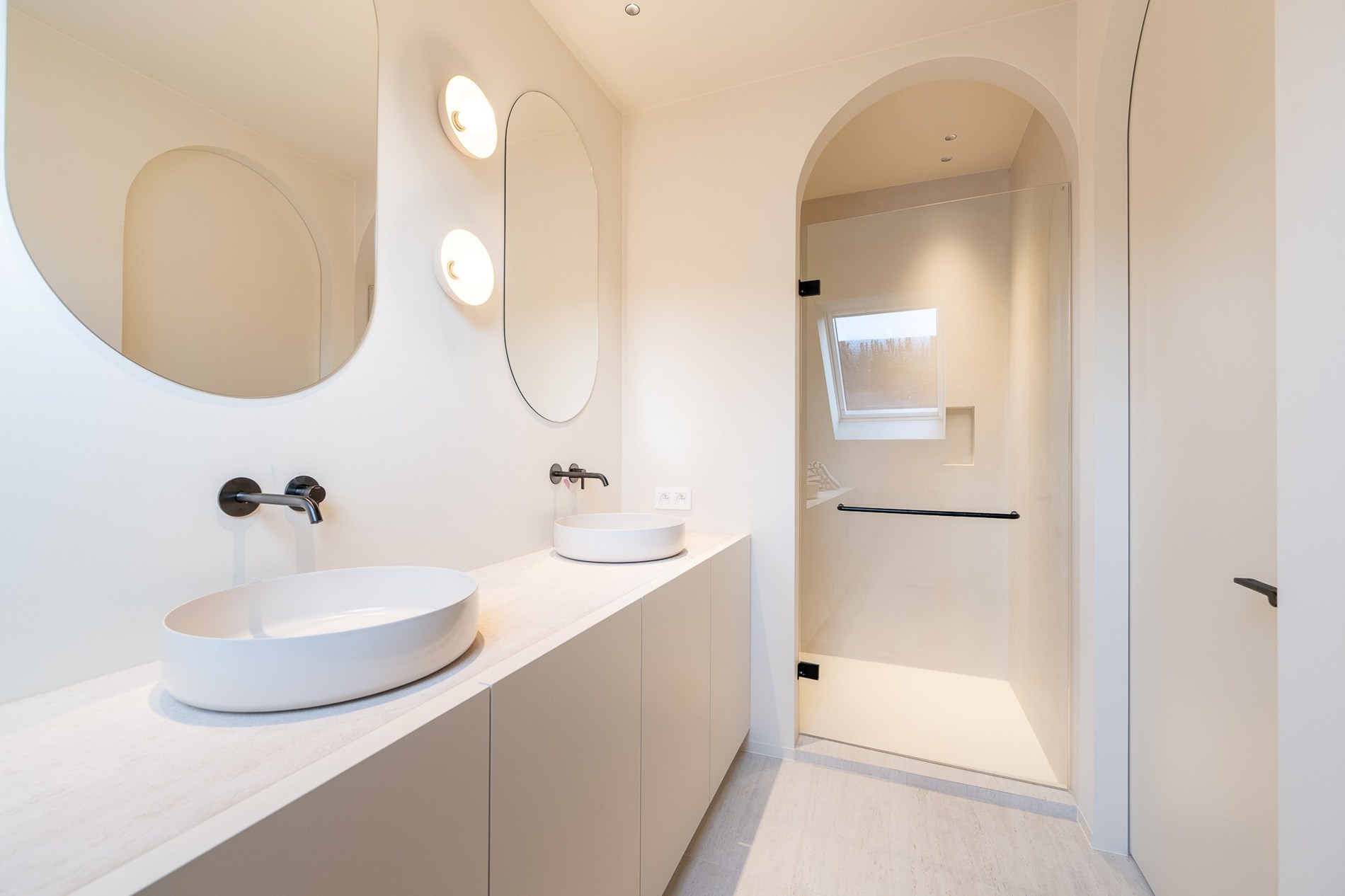 Luxueus gerenoveerde koppelvilla met zwembad in de Noordzeelaan te Knokke. 