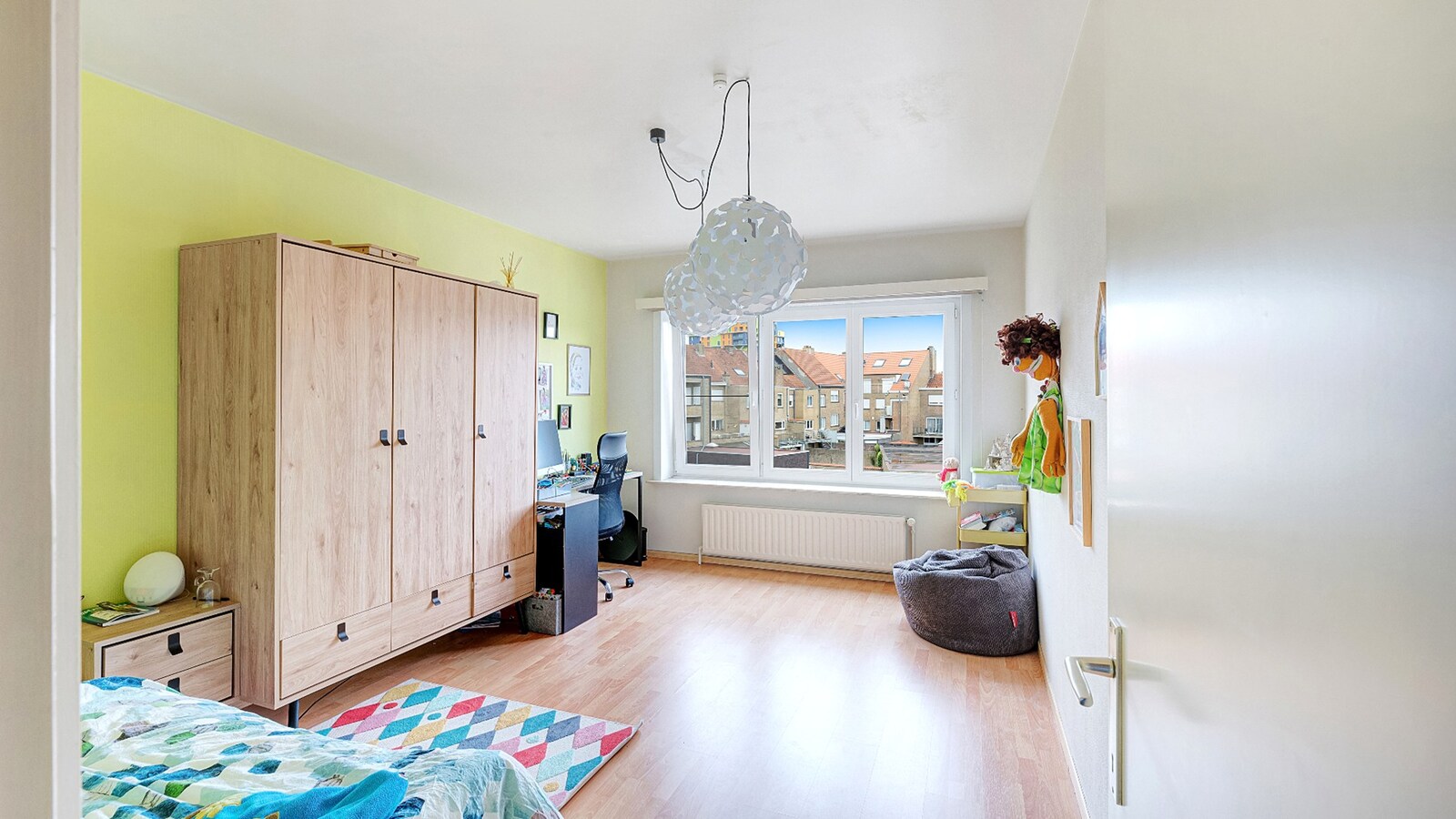 Ruime bel-etagewoning met garage en zonnepanelen in hartje Heist. 