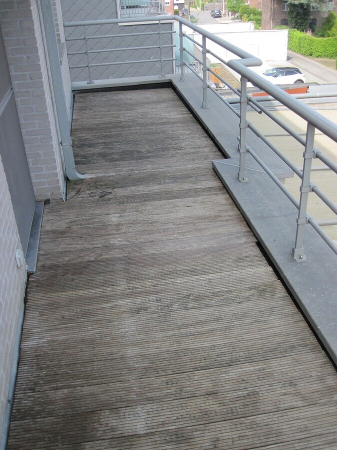 Lichtrijk appartement met ruim terras. Geen vaste kosten ! 