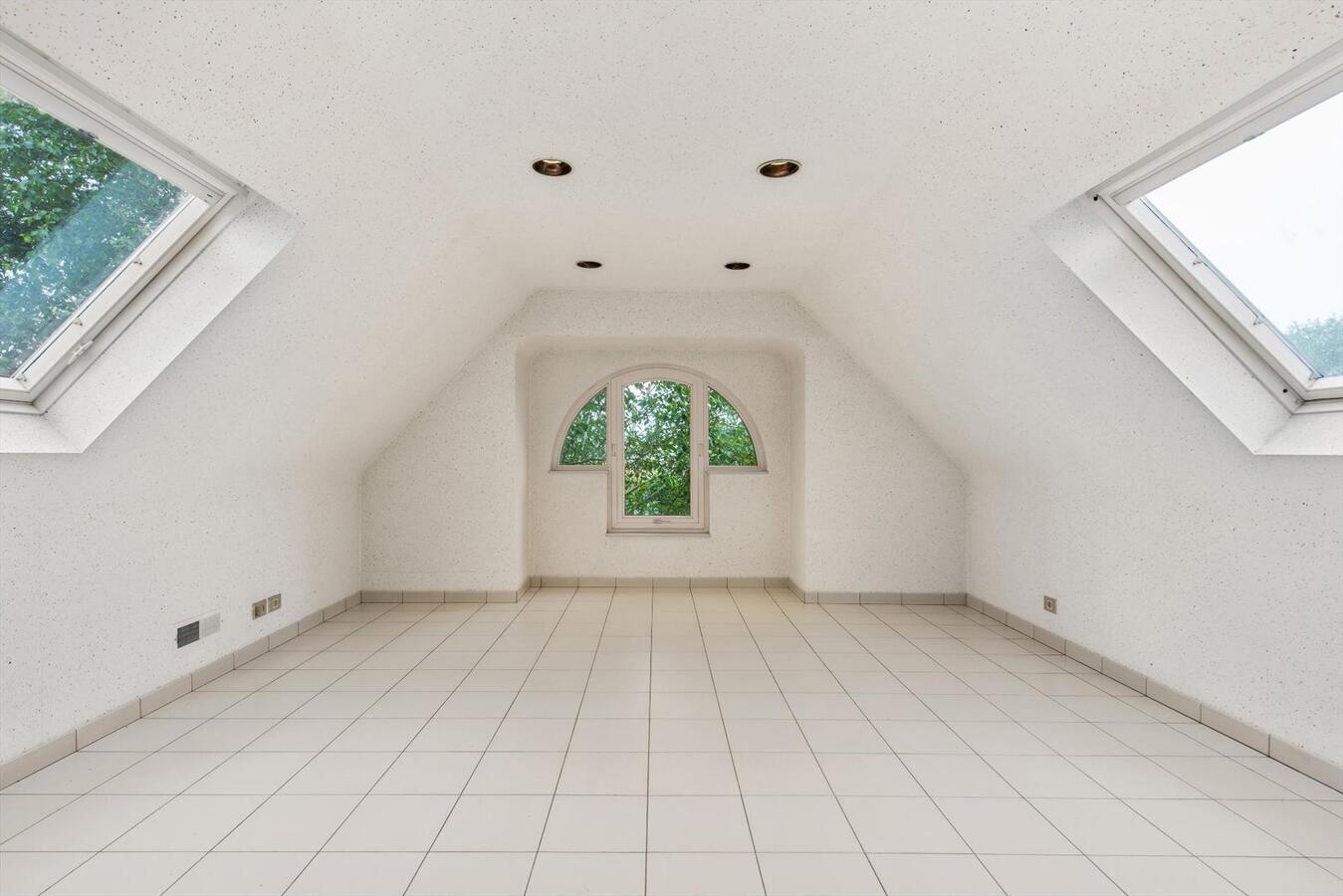 Luxueuze villa met loods (600m²) op terrein van 2100 m² 