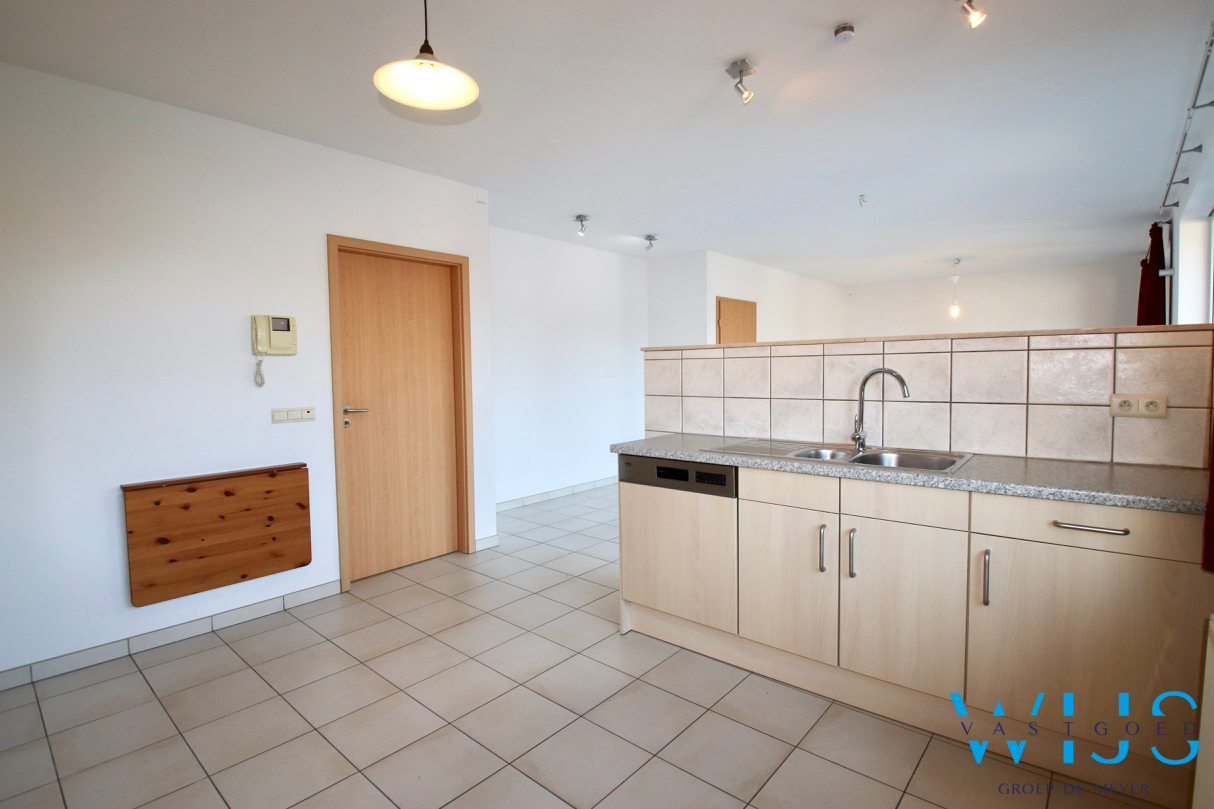 Instapklaar 2 slaapkamer appartement met terras &amp; garage ! 