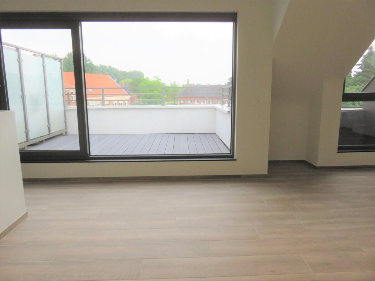 Dakappartement met 2 slaapkamers, terras en autostaanplaats! 