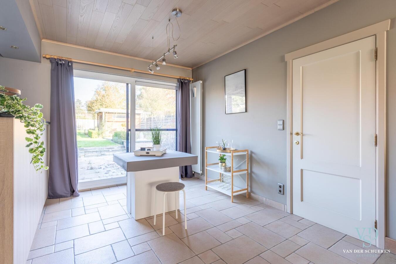 Praktische en degelijke woning in hartje Dikkelvenne . Bijzonder ruim ! 