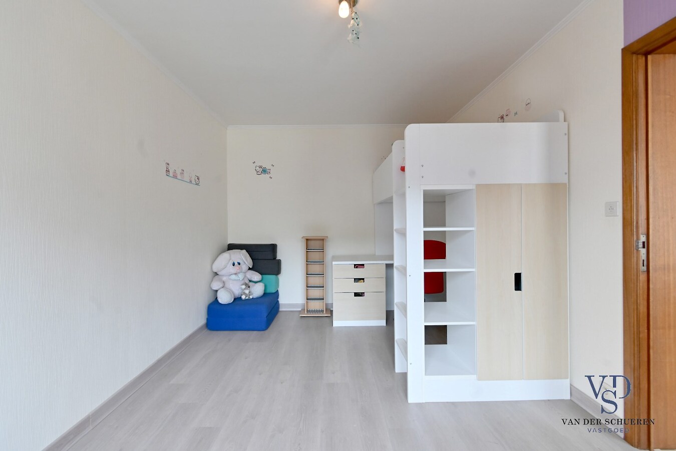 Bijzonder ruime, praktisch ingedeelde rijwoning 