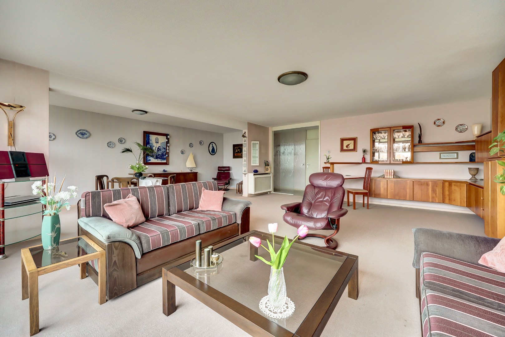 Licht en royaal 3-kamerappartement op de 2e etage met riant balkon en een garagebox in de onderbouw. 