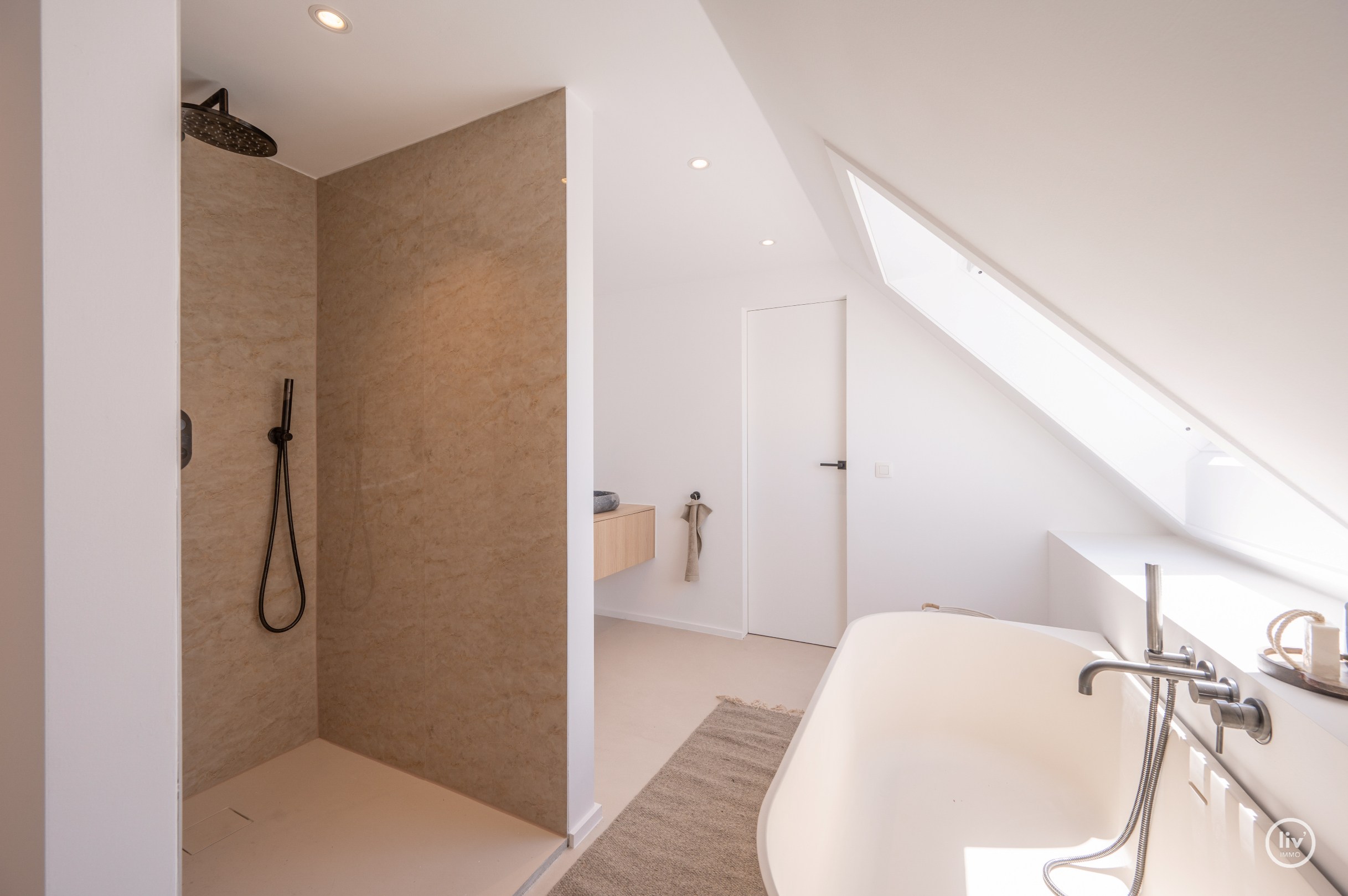 Magnifique duplex spacieux (216 m2) entièrement rénové situé sur l'avenue Léopold à Knokke. 