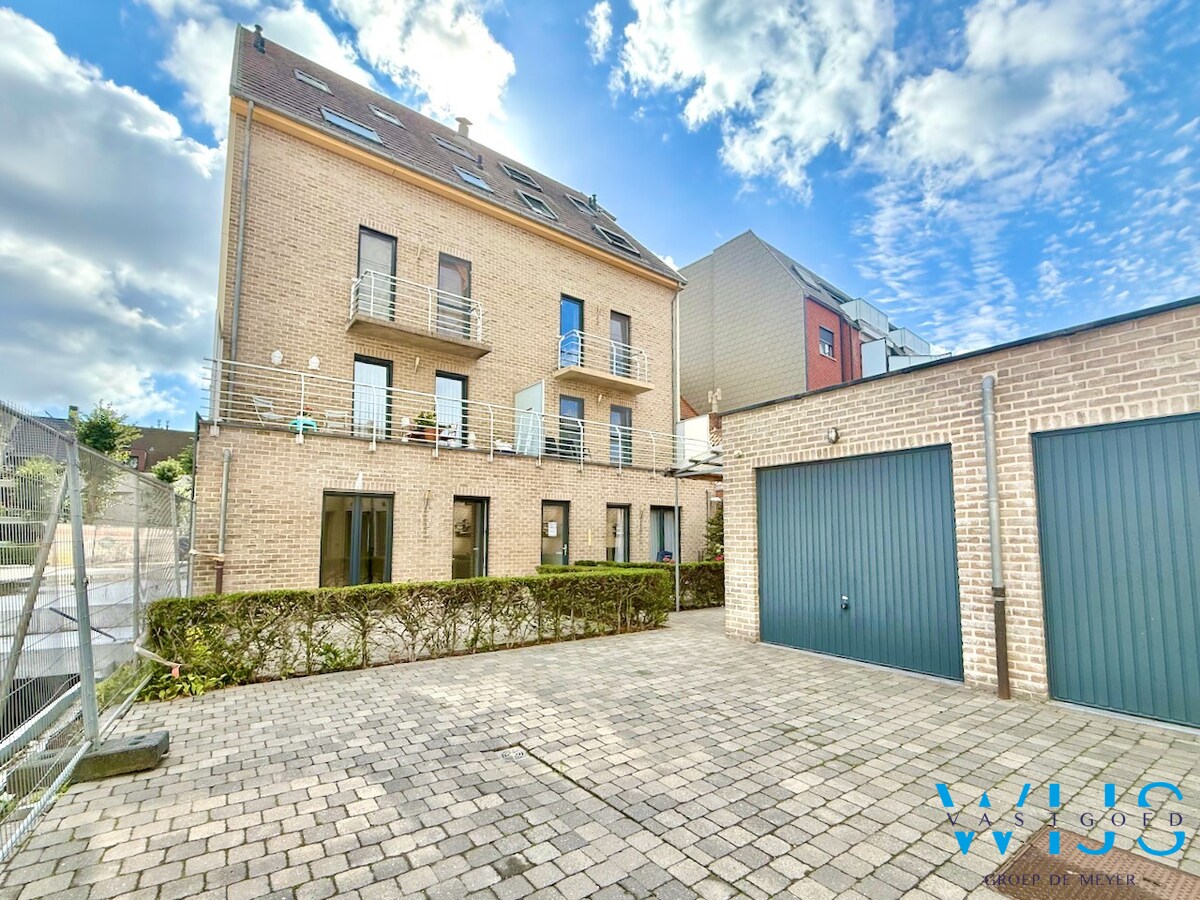 Gelijkvloers appartement met ruim terras in het centrum Ertvelde ! 