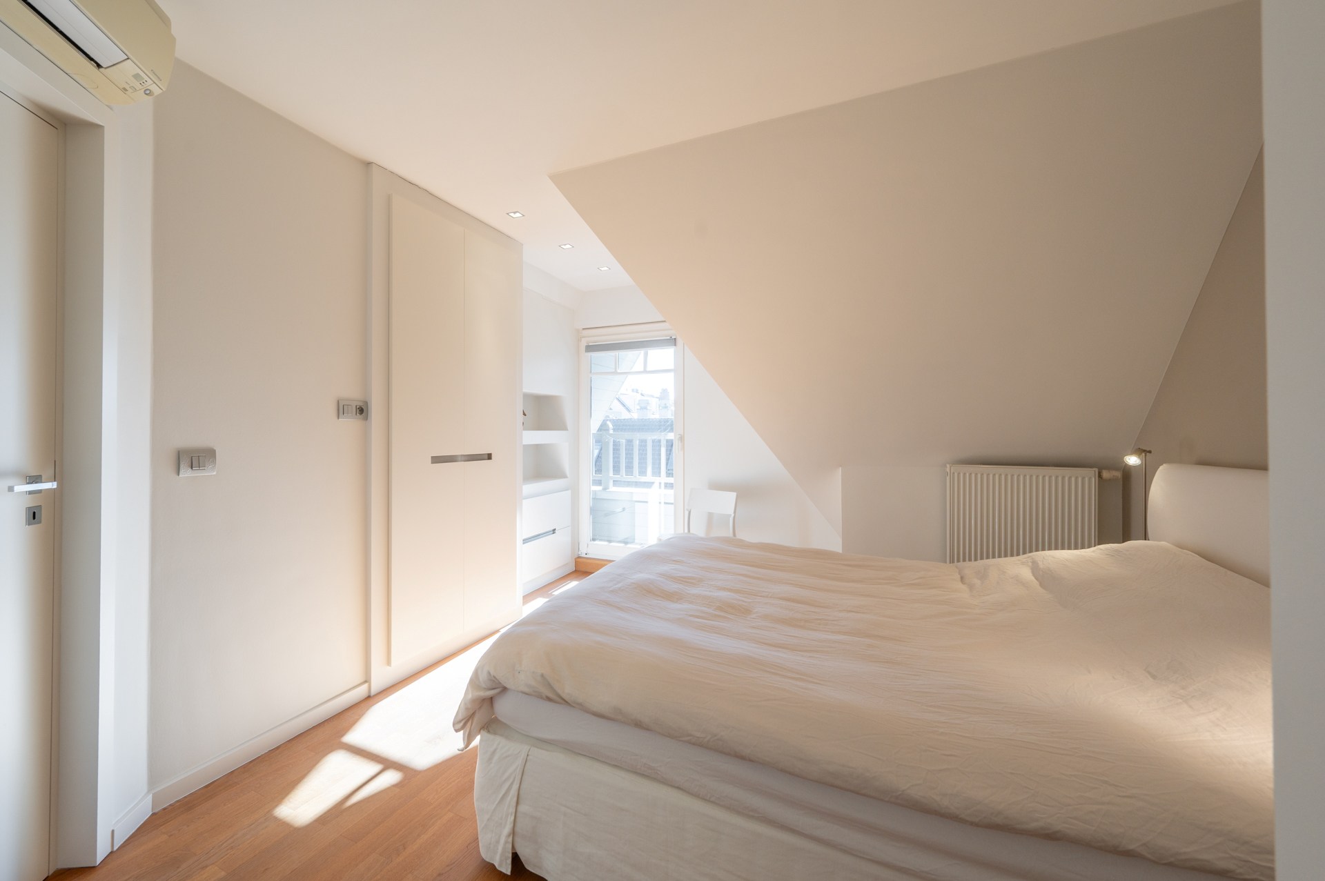 Ruim duplexappartement  in een recent gebouwde residentie in het levendige centrum van Knokke, op korte wandelafstand van het strand. 