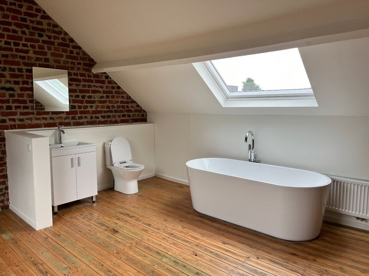 Lichtrijke woning met garage in het hartje van Ieper 