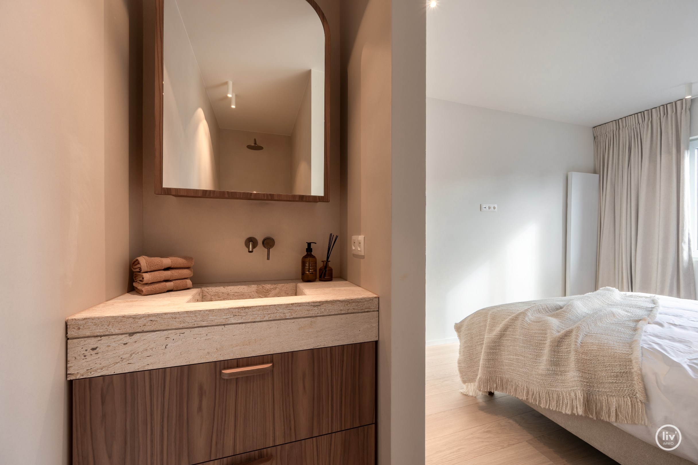 Zeer luxueus gerenoveerd 4 slaapkamer hoekappartement ideaal gelegen te Duinbergen genietend van zeezicht. 