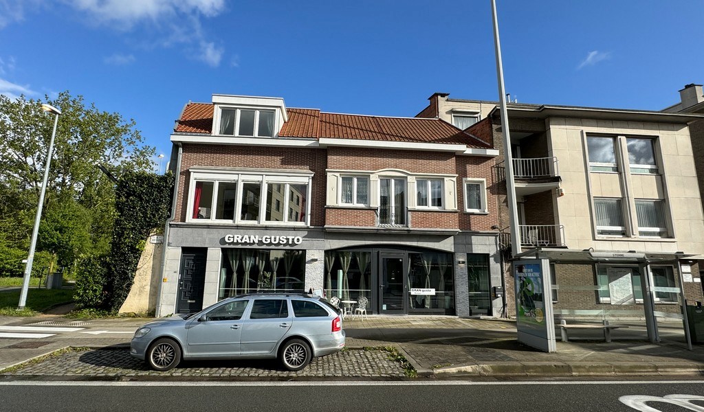 Handelsruimte met appartement te huur aan De Sterre in Gent