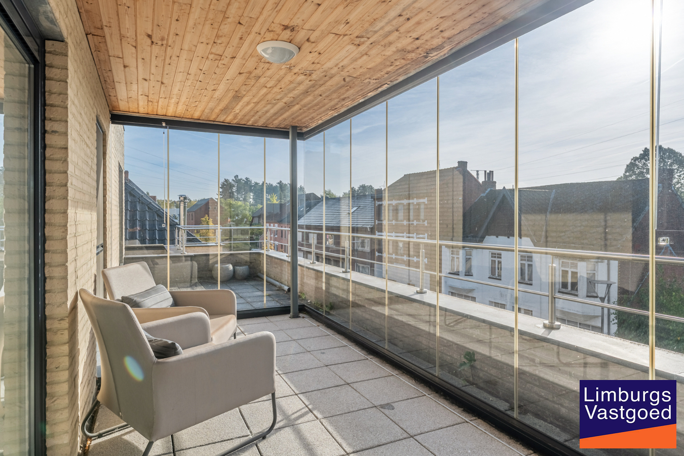 Exclusief penthouse met ruim terras, 2 slpk, extra brede autostaanplaats, centrum Houthalen 