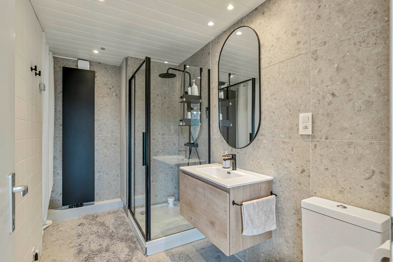 Comfortabel, mooi gerenoveerd duplex-appartement mét ruim terras en carport! 