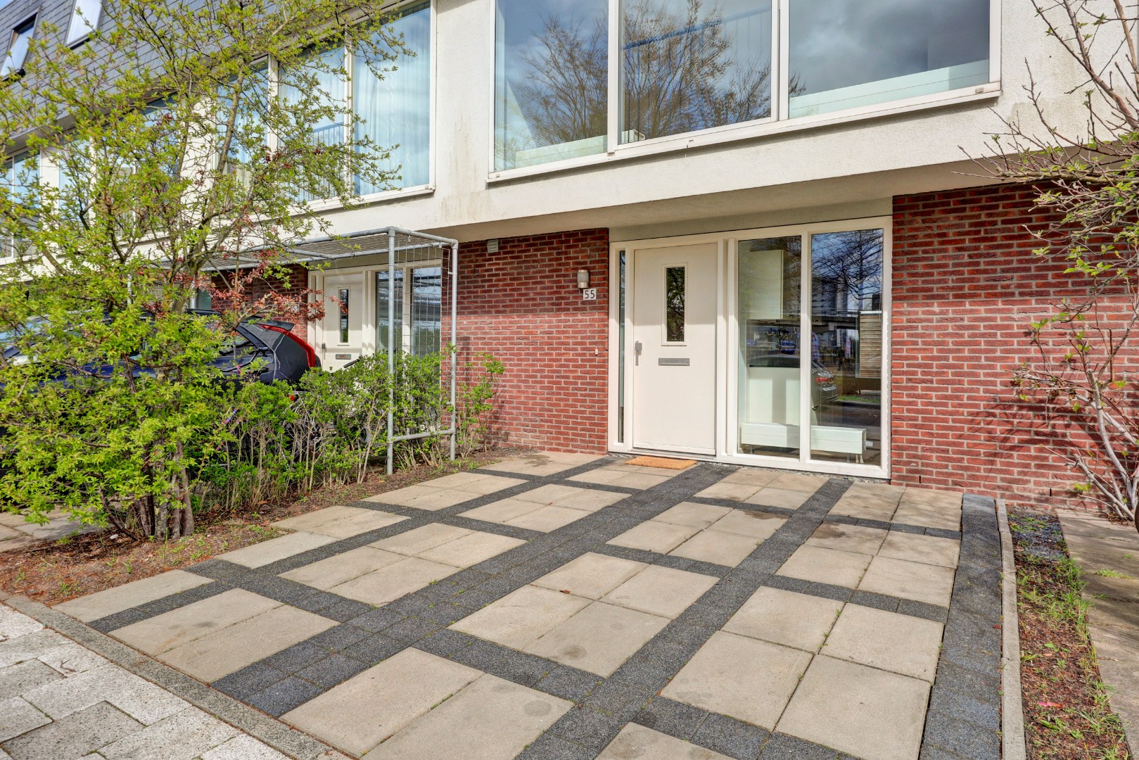 Energiezuinige (A-label) en instapklare 6-kamer tussenwoning met lichte woonkamer, moderne keuken, vijf slaapkamers, zonnige onderhoudsvriendelijke tuin met achterom en gelegen op eigen grond. 