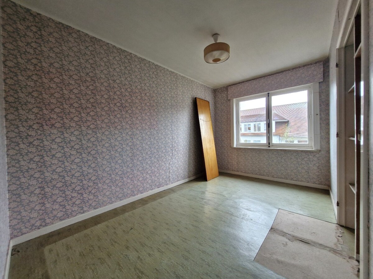 Te renoveren volumineuze gezinswoning met diepe garage in het hart van Knokke. 