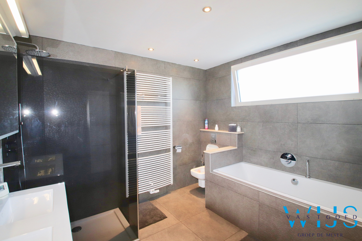 Instapklaar woonhuis op een leuke perceel te ZELZATE ! 