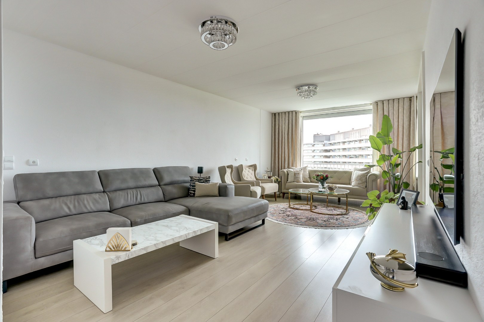 Zonder klussen te betrekken dit fraaie 4-kamer appartement op de 10e verdieping met 3 slaapkamers, fraaie keuken, moderne badkamer, mooi uitzicht en gelegen aan een groen park! 