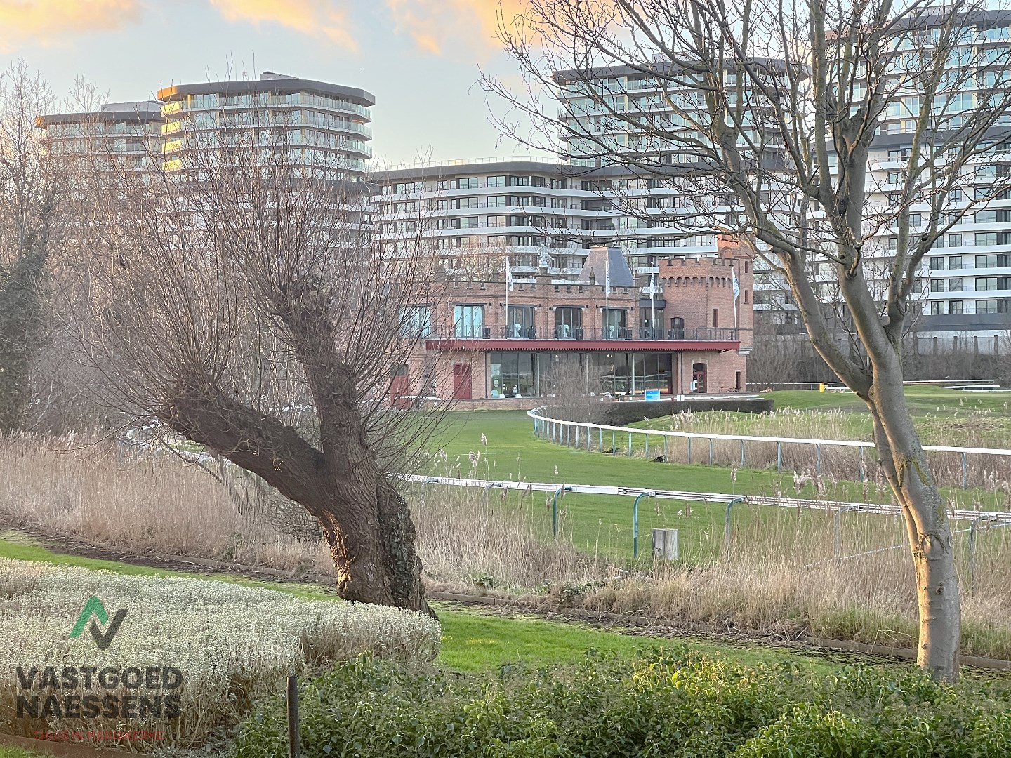 Magnifique appartement d'une chambre avec vue sur le golf et une terrasse ensoleillée. 