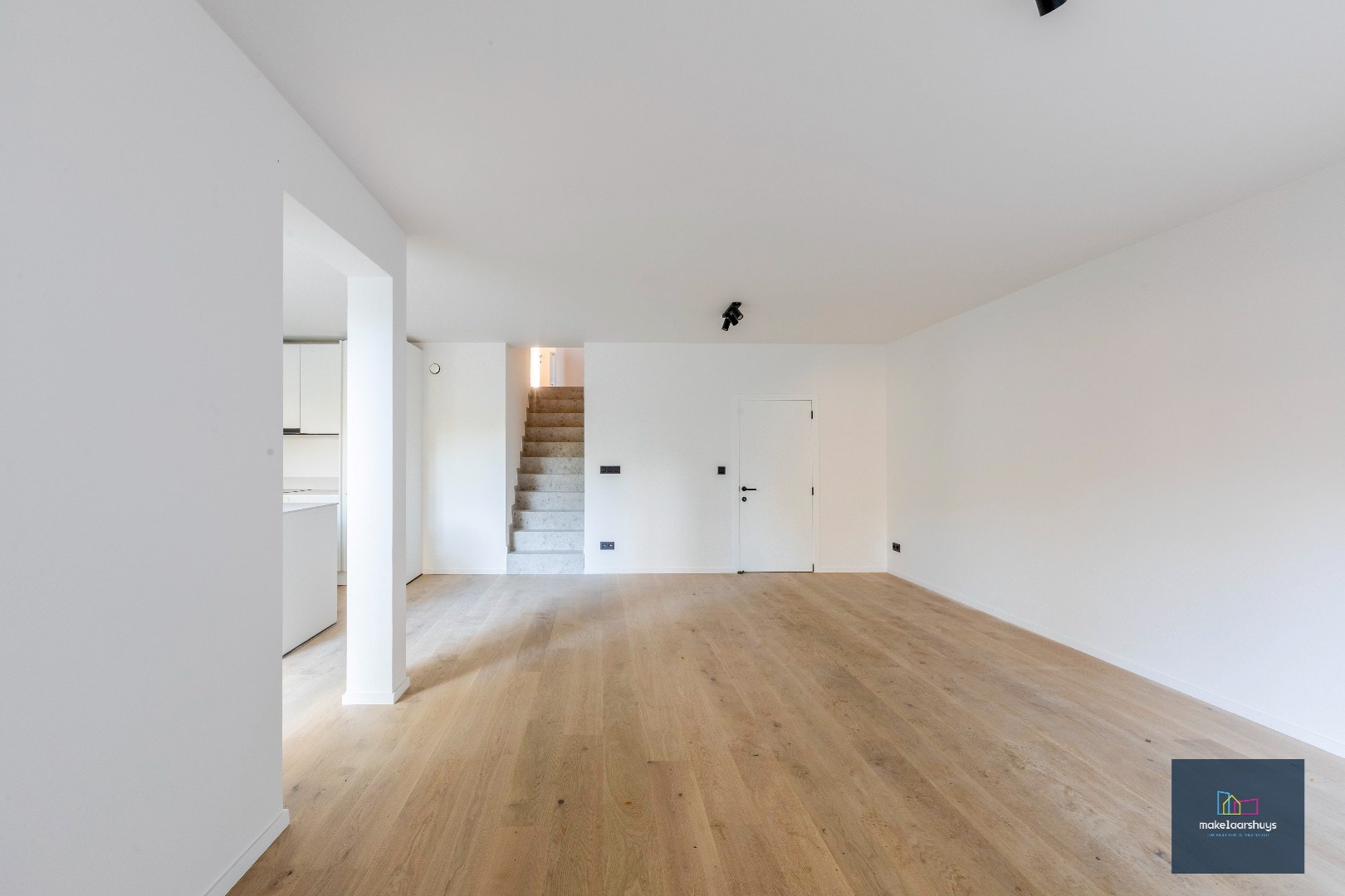 Prachtig  duplex appartement met 4 slpk, 3 badk, grote tuin en parkeergelegenheid 