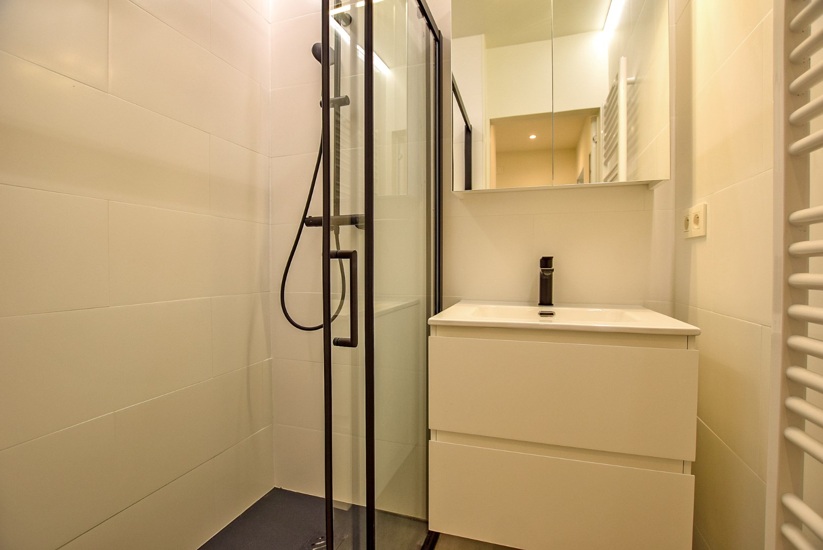 Kwalitatief gerenoveerd 2-slaapkamerappartment met zijdelings zeezicht en terras te Oostduinkerke-Bad 