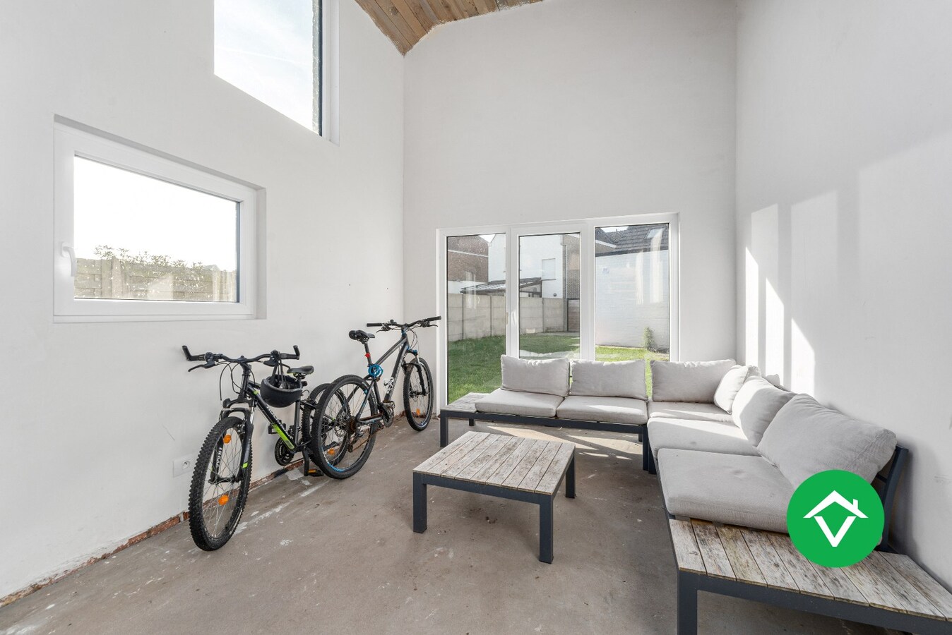 Volledig vernieuwde woning met 3 slaapkamers en bijgebouw in centrum Koekelare 