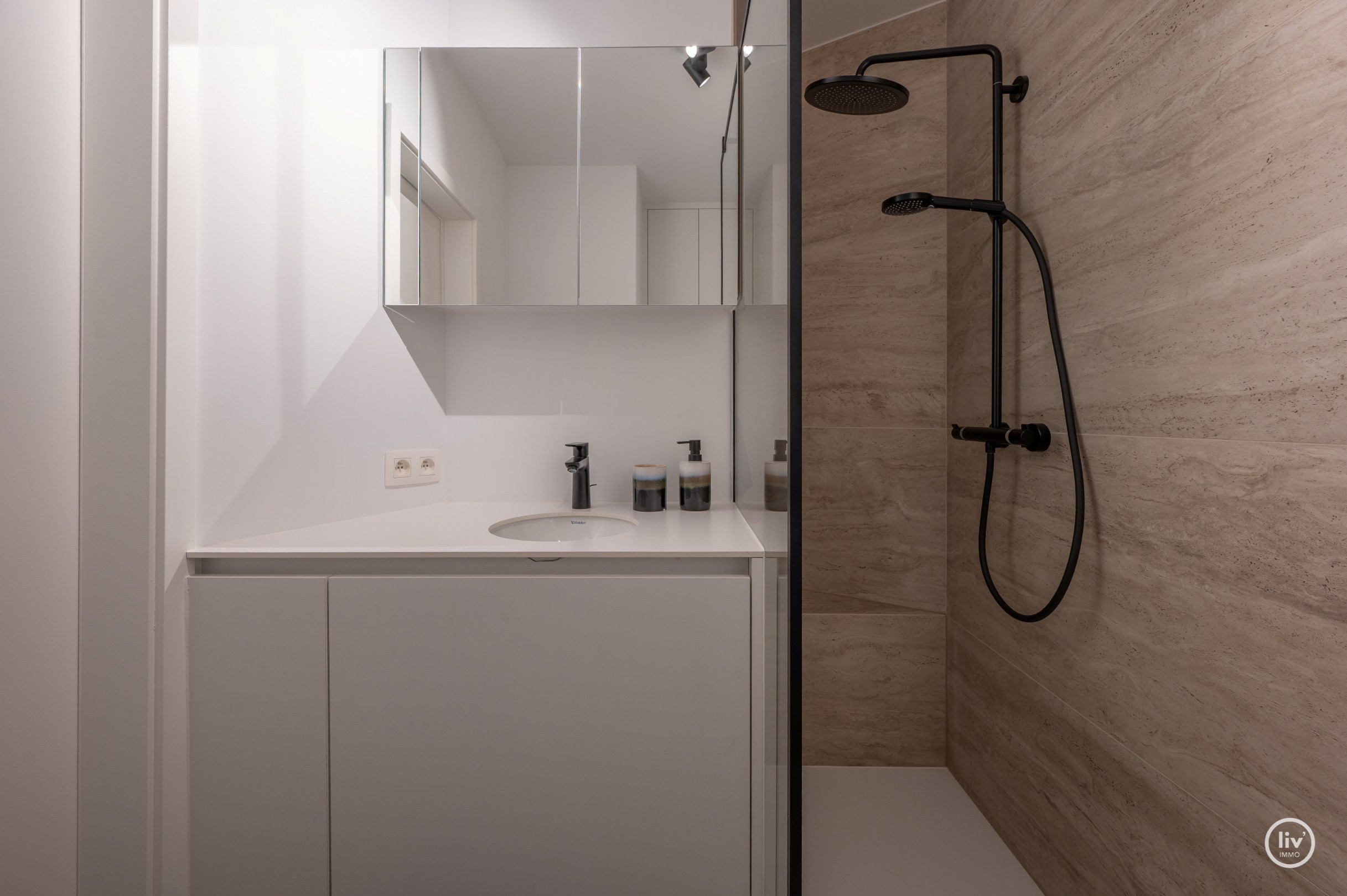 Prachtig gerenoveerd 2 slaapkamer-appartement gelegen te Leopoldlaan te Knokke met balkon. 