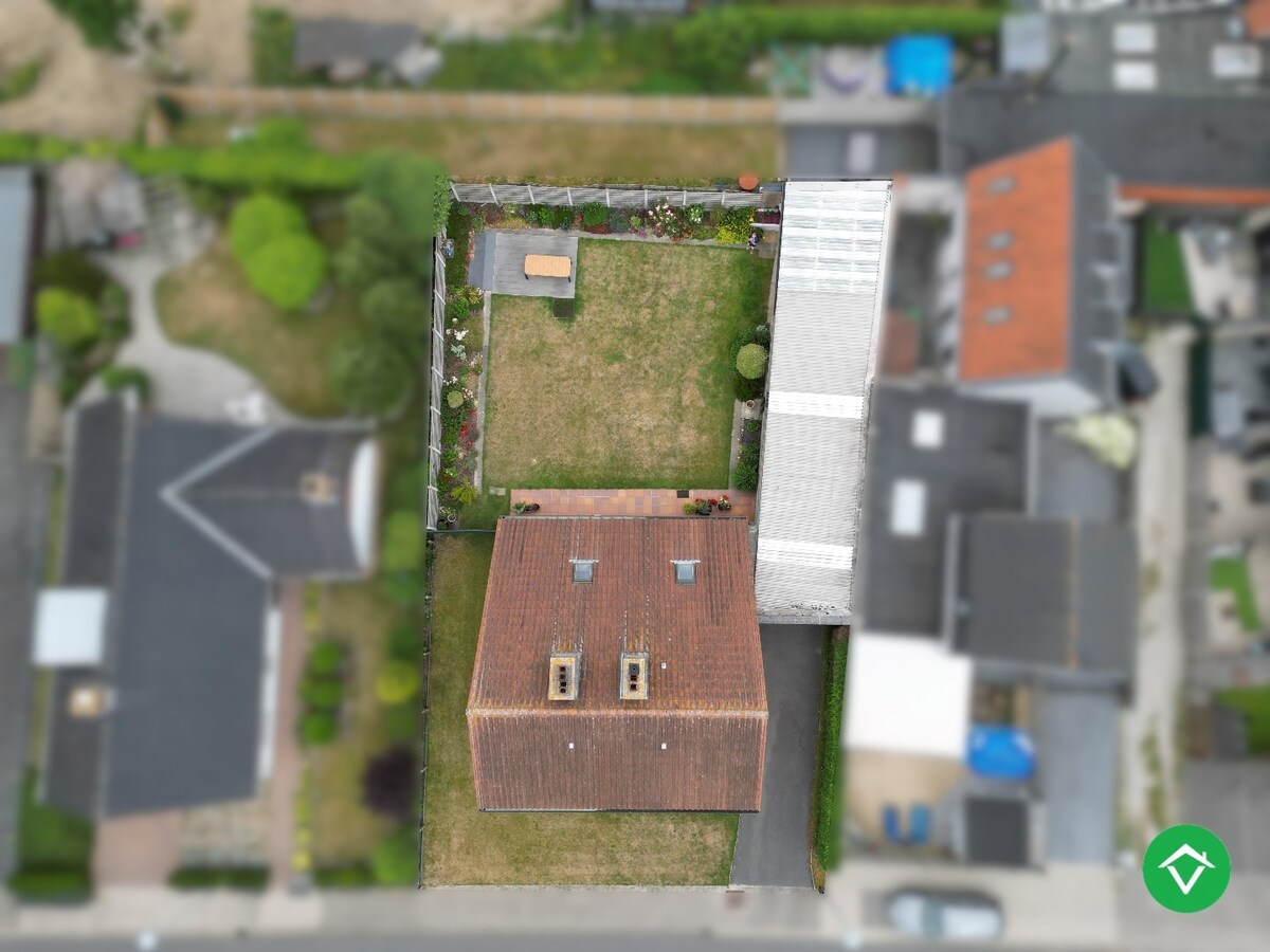 Alleenstaande woning met 5 slaapkamers, tuin en garage/loods te Roeselare 