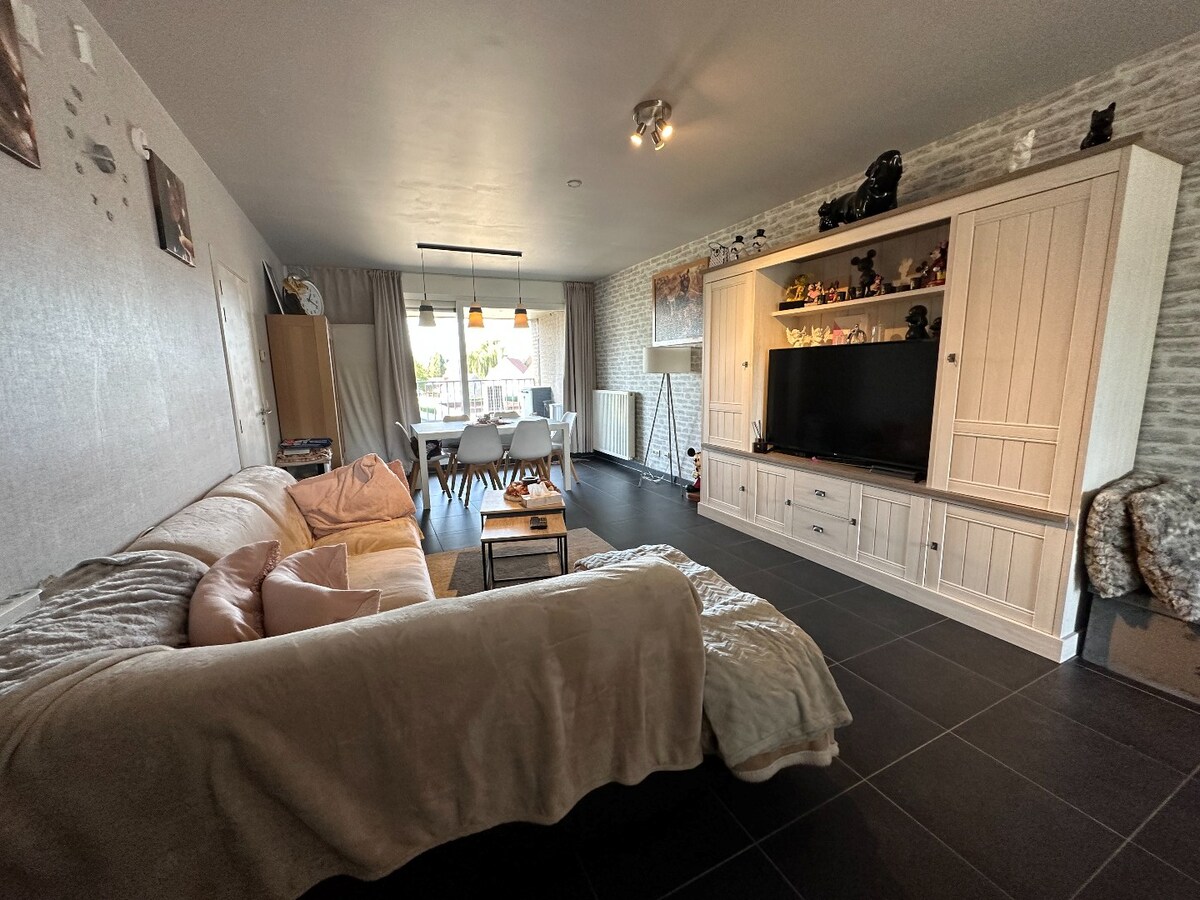 Ruim appartement met twee slaapkamers op de Markt van Houthulst 