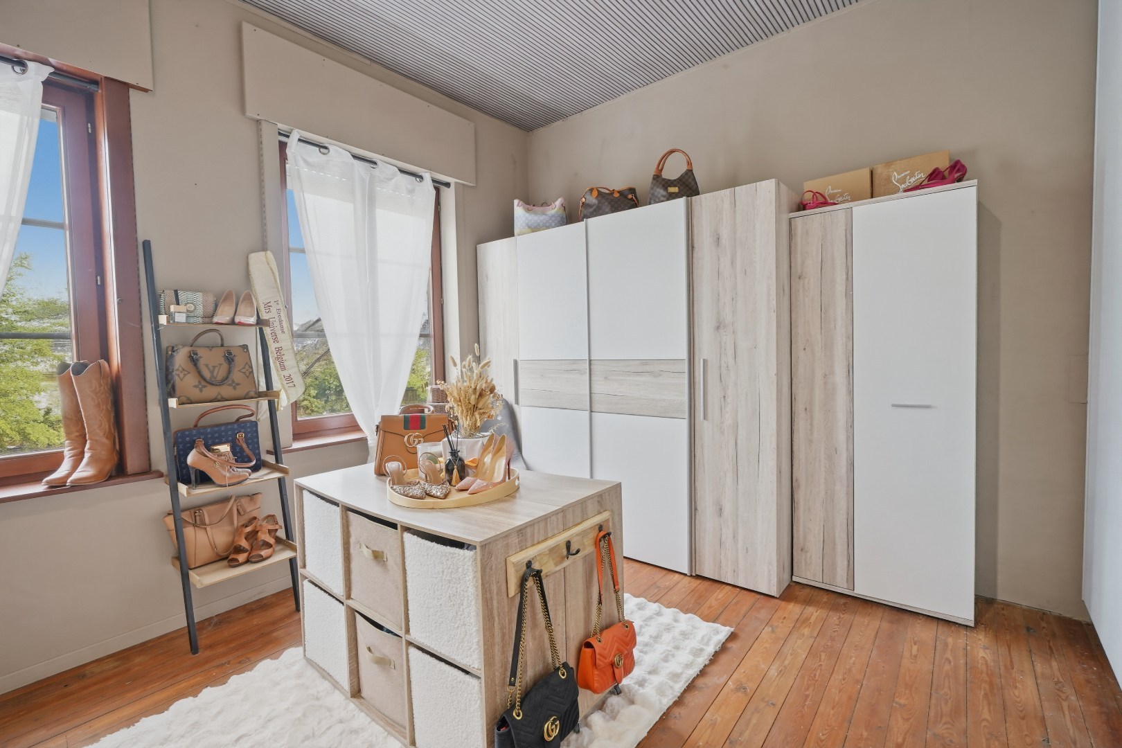 Sfeervol ingerichte woning met 7 slaapkamers, 4 badkamers en ruime garage in Watou. 