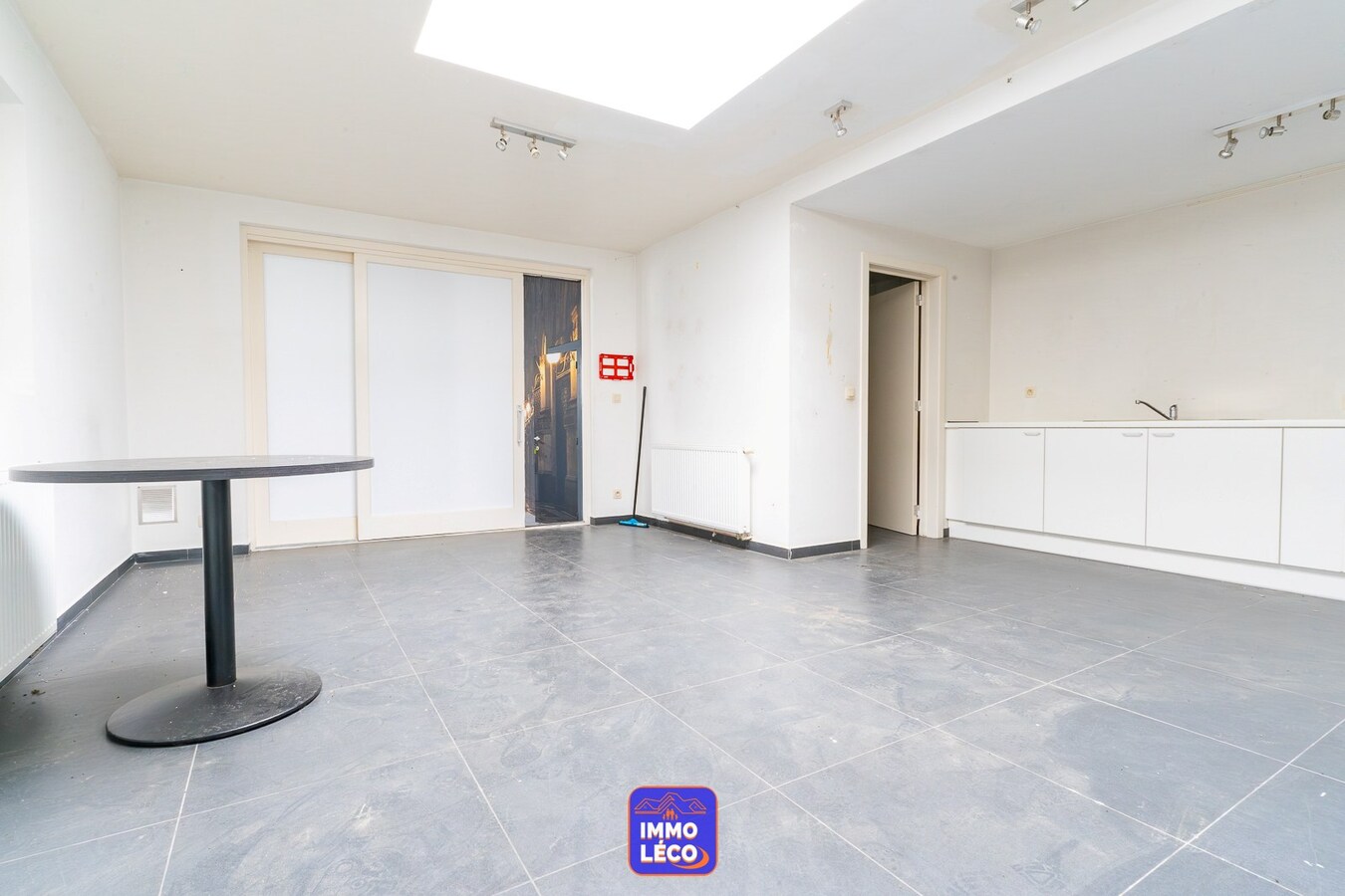 Surface commerciale de 450m2 avec habitation, facilités de parking, etc.. RARE à la location ! Situation exceptionnelle ! 