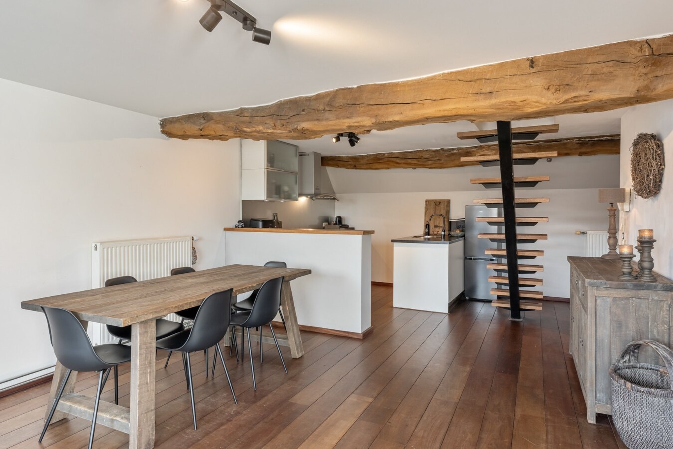 Comfortabel duplex appartement op de 3de en 4de verdieping van een kleinschalige residentie op een steenworp van de historische markt! 