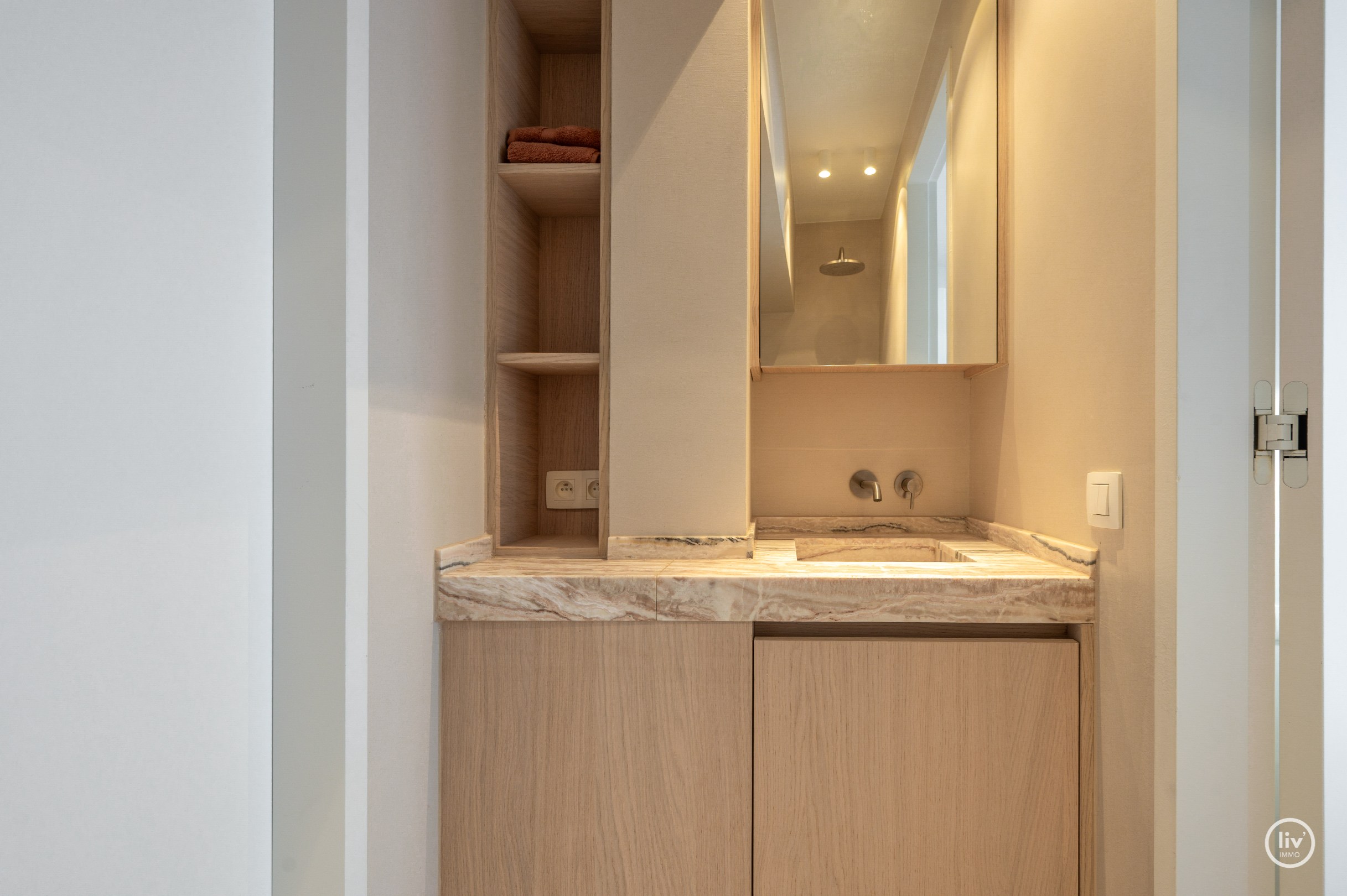 Prachtig gerenoveerd 3 slaapkamerappartement met open zichten gelegen op de Jozef Nellenslaan te Knokke. 