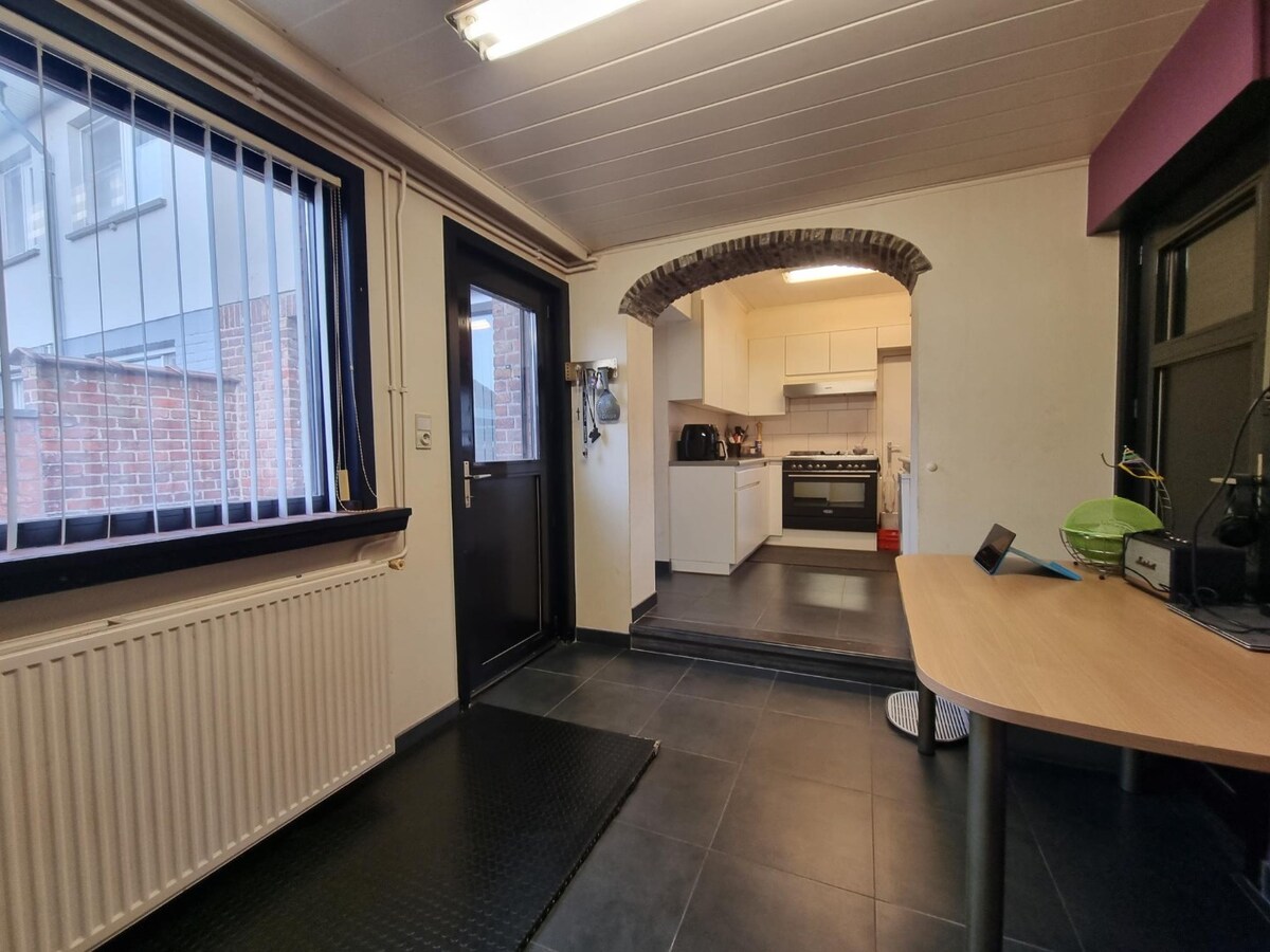 Halfopen woning met garage en dubbele oprit te Heist 