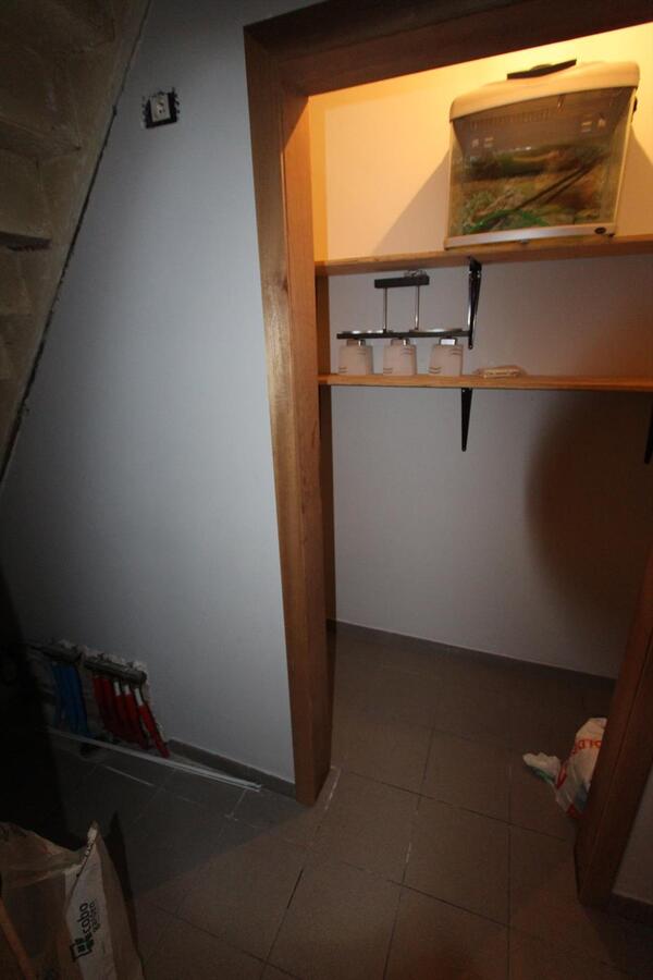 Gerenoveerde woning met 2 slaapkamers en terras te Roeselare 