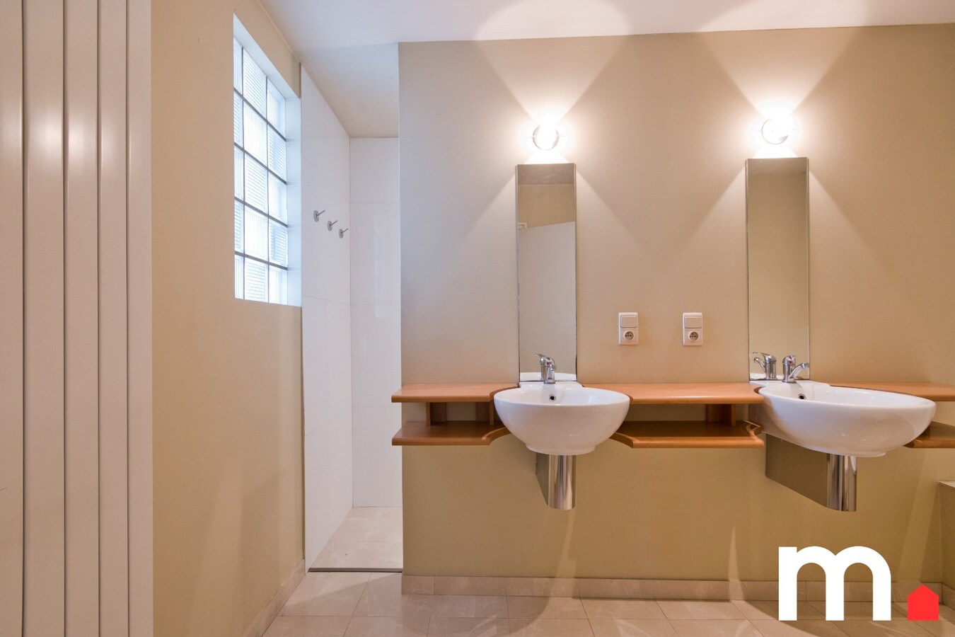 Multifunctioneel bedrijfsgebouw (Showroom + Atelier + Woning) op toplocatie te Rekkem ! 