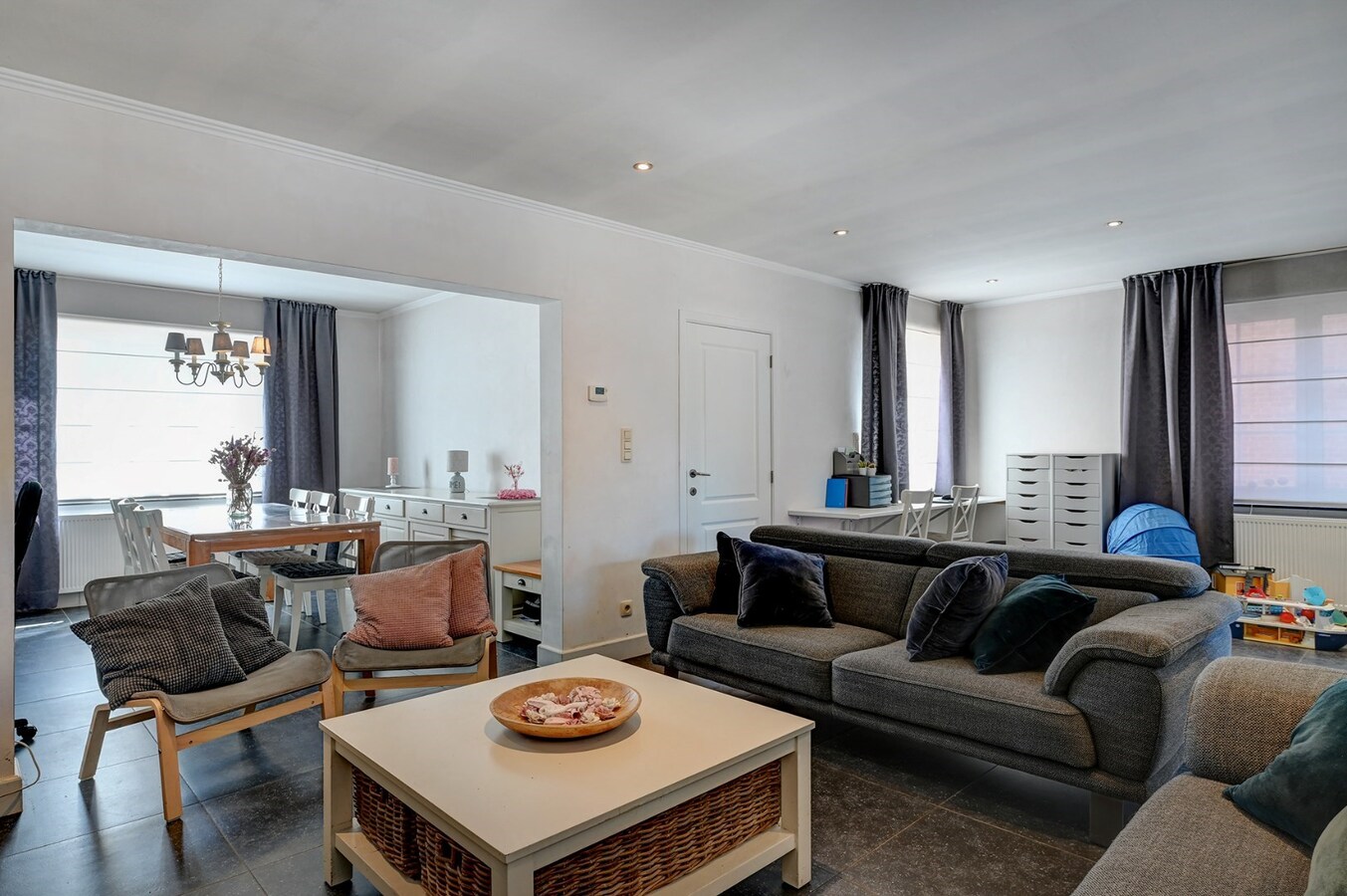 Grondig gerenoveerde woning met tuin, terras en 3 slaapkamers in Nieuwerkerken. 