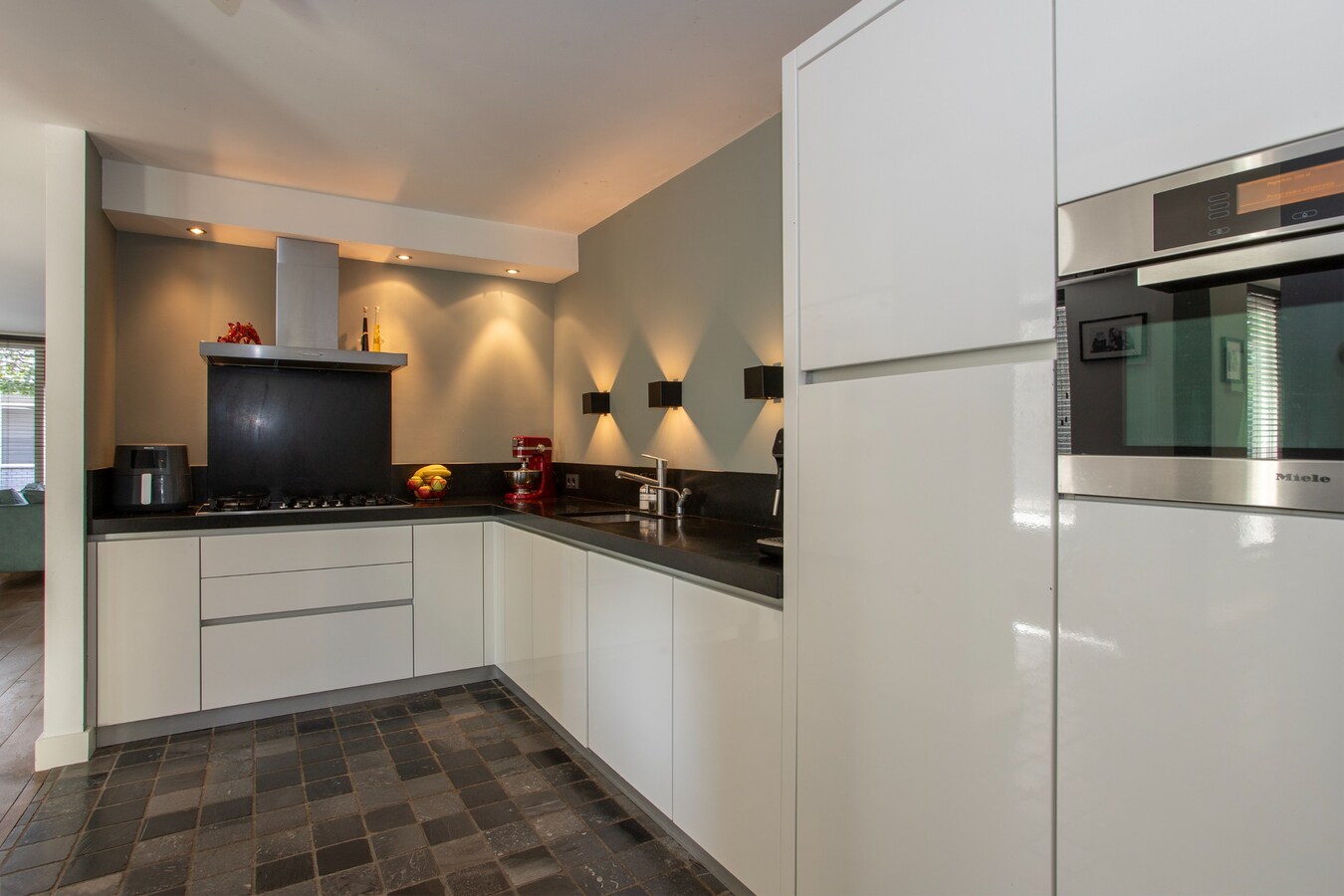 Vrijstaande woning met carport en garage gelegen op een perceel van 437 m2. 