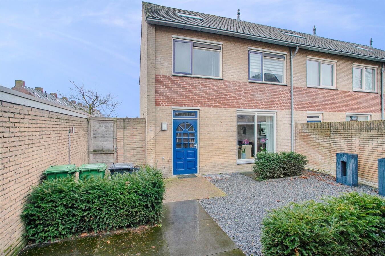 Halfvrijstaande woning met berging en vrije achterom gelegen in een rustige wijk in Bladel. 