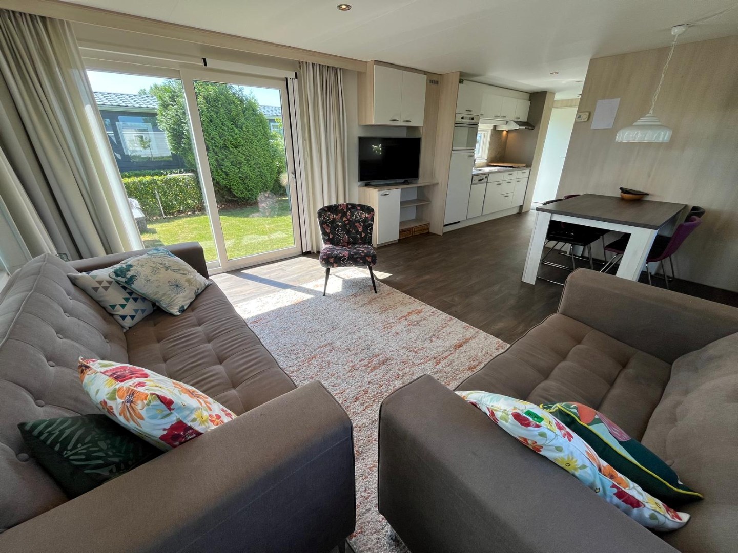 T.A. Makelaardij biedt aan: Goed onderhouden chalet (V47) op een rustige plek met veel privacy 