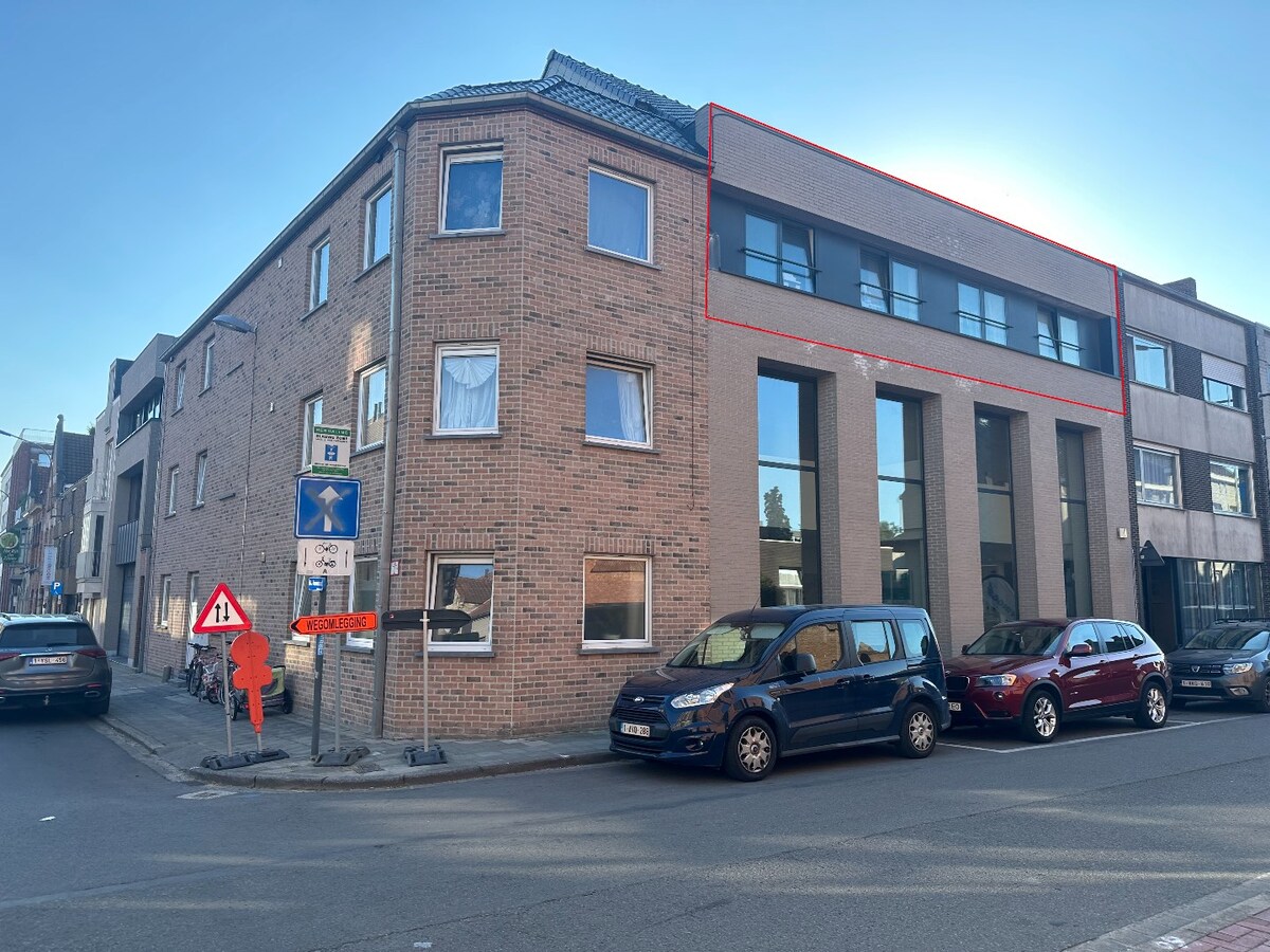 Rustig gelegen, ruim duplex-appartement op een boogscheut van het station. 