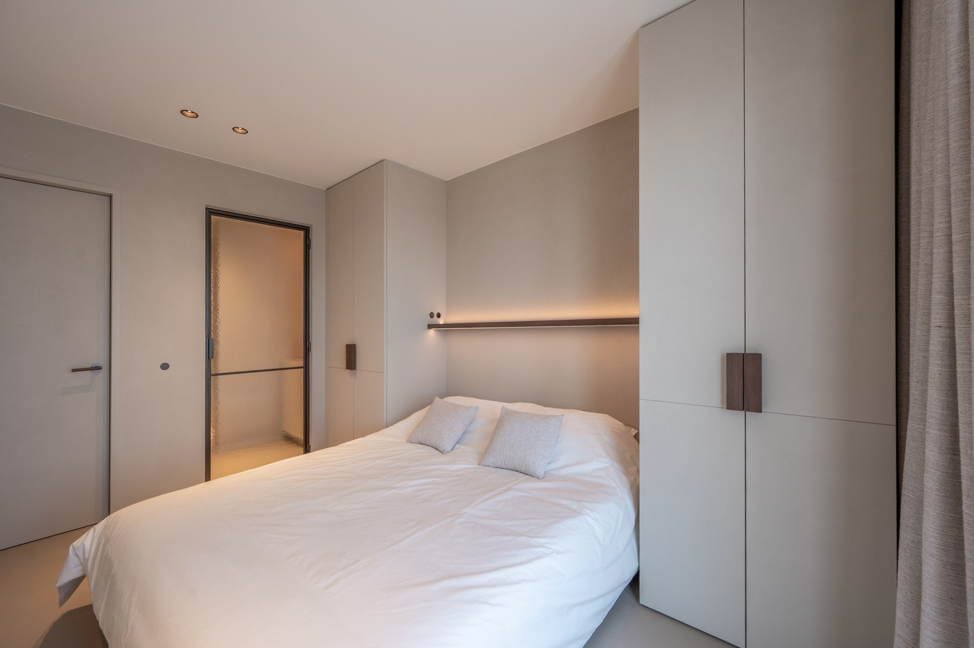 Prachtig gerenoveerd en instapklaar appartement met 3 slaapkamers en frontaal zeezicht, gelegen in een prestigieuze residentie op de zeedijk in het Zoute. 