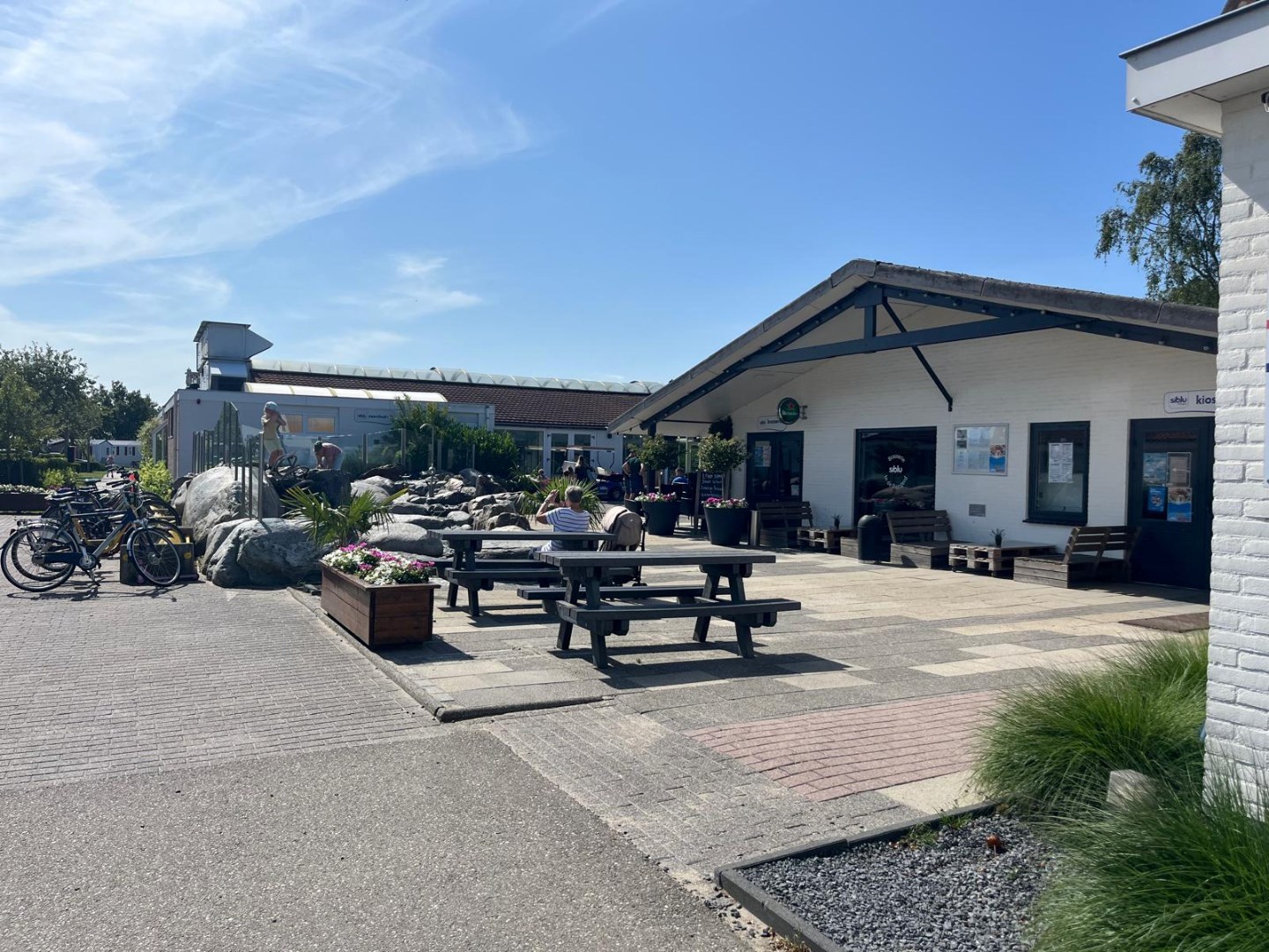 T.A. Makelaardij biedt aan: Goed onderhouden chalet (V47) op een rustige plek met veel privacy 