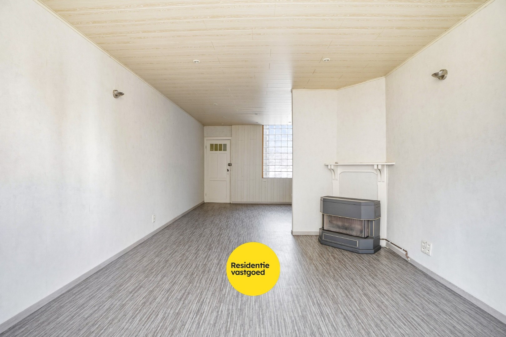 Goed gelegen gebouw op 117m² te De Panne bestaande uit een handelsruimte en woonst. 