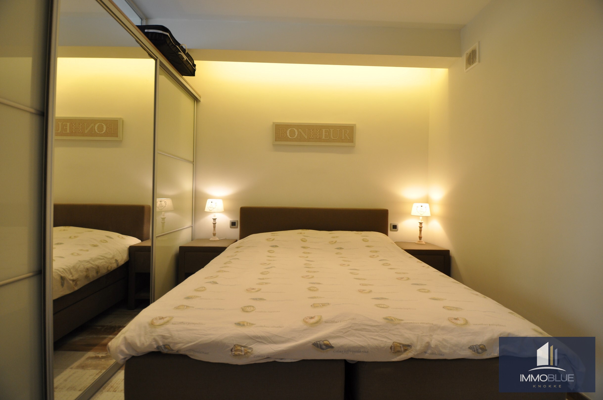 Appartement agréable situé à quelques pas de la mer et de la place Van Bunnen. 