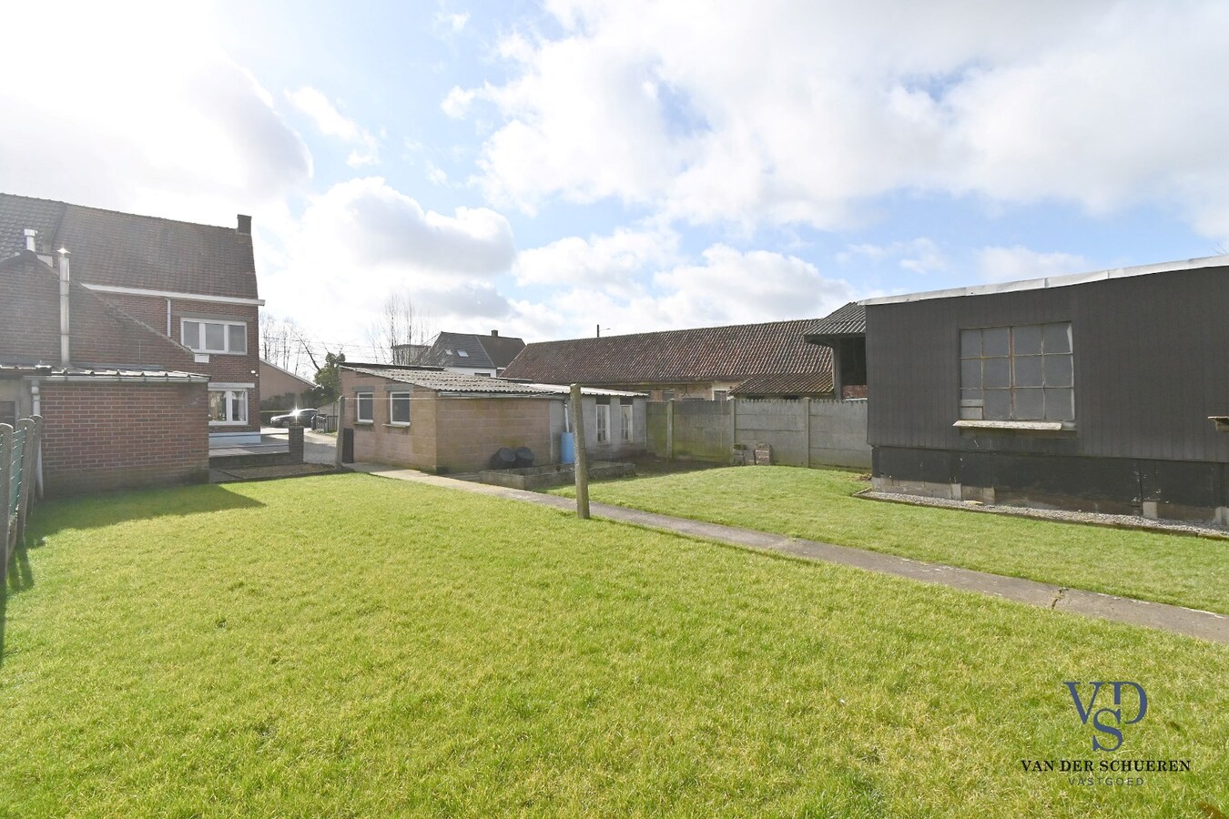 Half Open gezinswoning met potentieel 